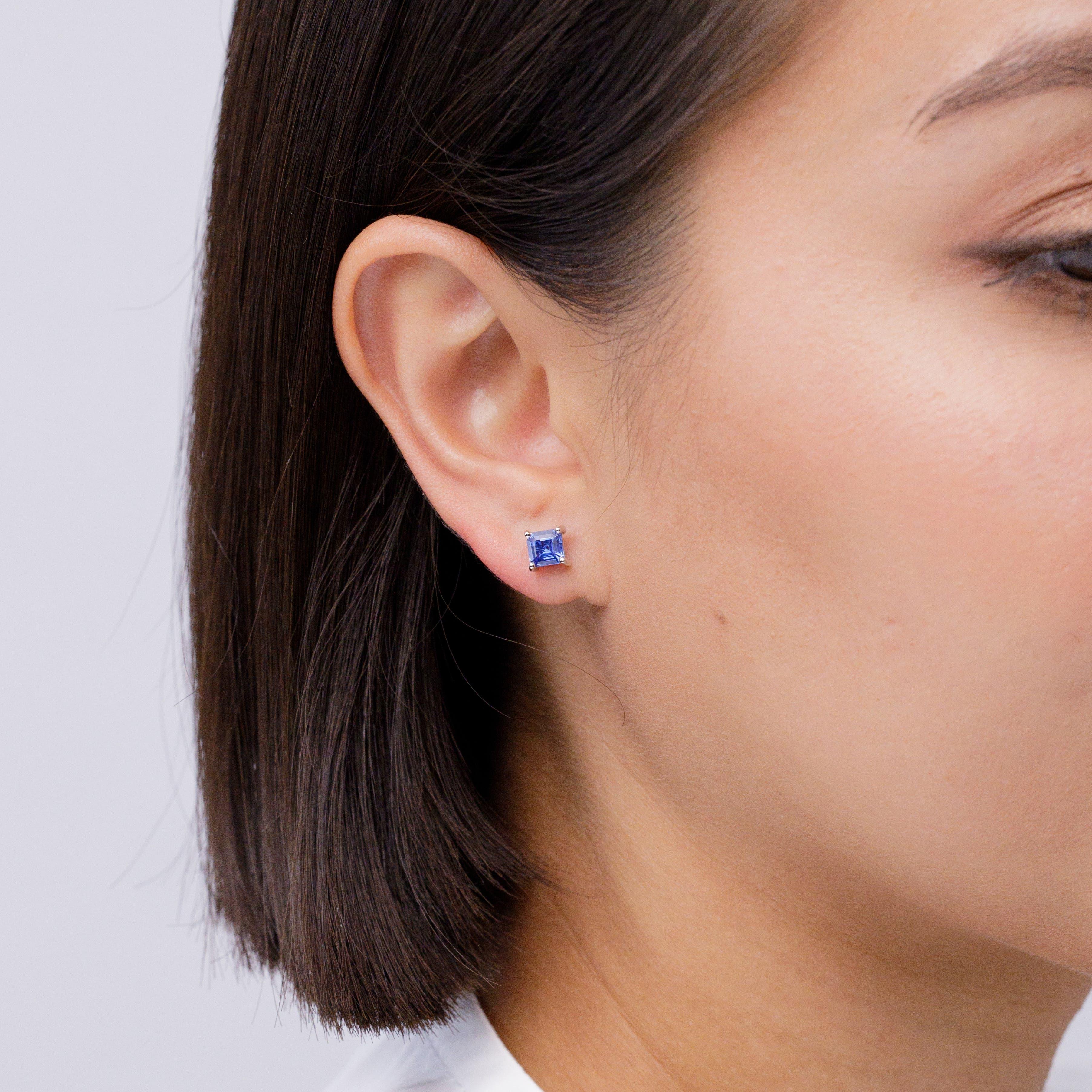 Moderne Angara Natural Basket-Set Square 1.3 ct Blue Sapphire Stud Ears in 14K Gold en vente