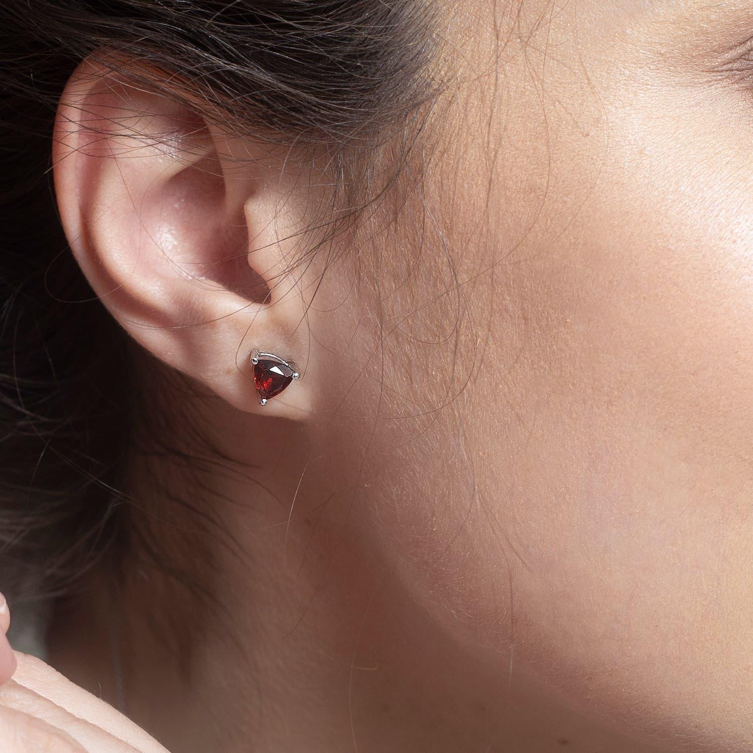 Moderno Angara Natural Basket-Set Trillion 1.7 ct Garnet Stud Earrings in 14K Solid Gold in vendita