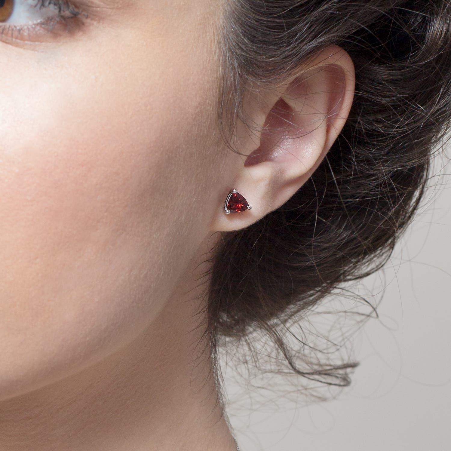 Taglio trillion Angara Natural Basket-Set Trillion 1.7 ct Garnet Stud Earrings in 14K Solid Gold in vendita