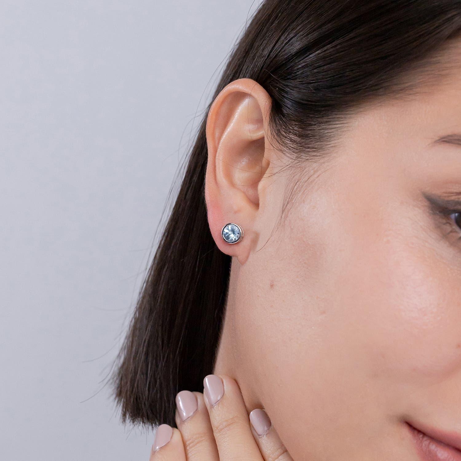 Angara natürlichen Lünette gesetzt Aquamarin Solitär Ohrstecker in 14K massivem Gold (Moderne) im Angebot