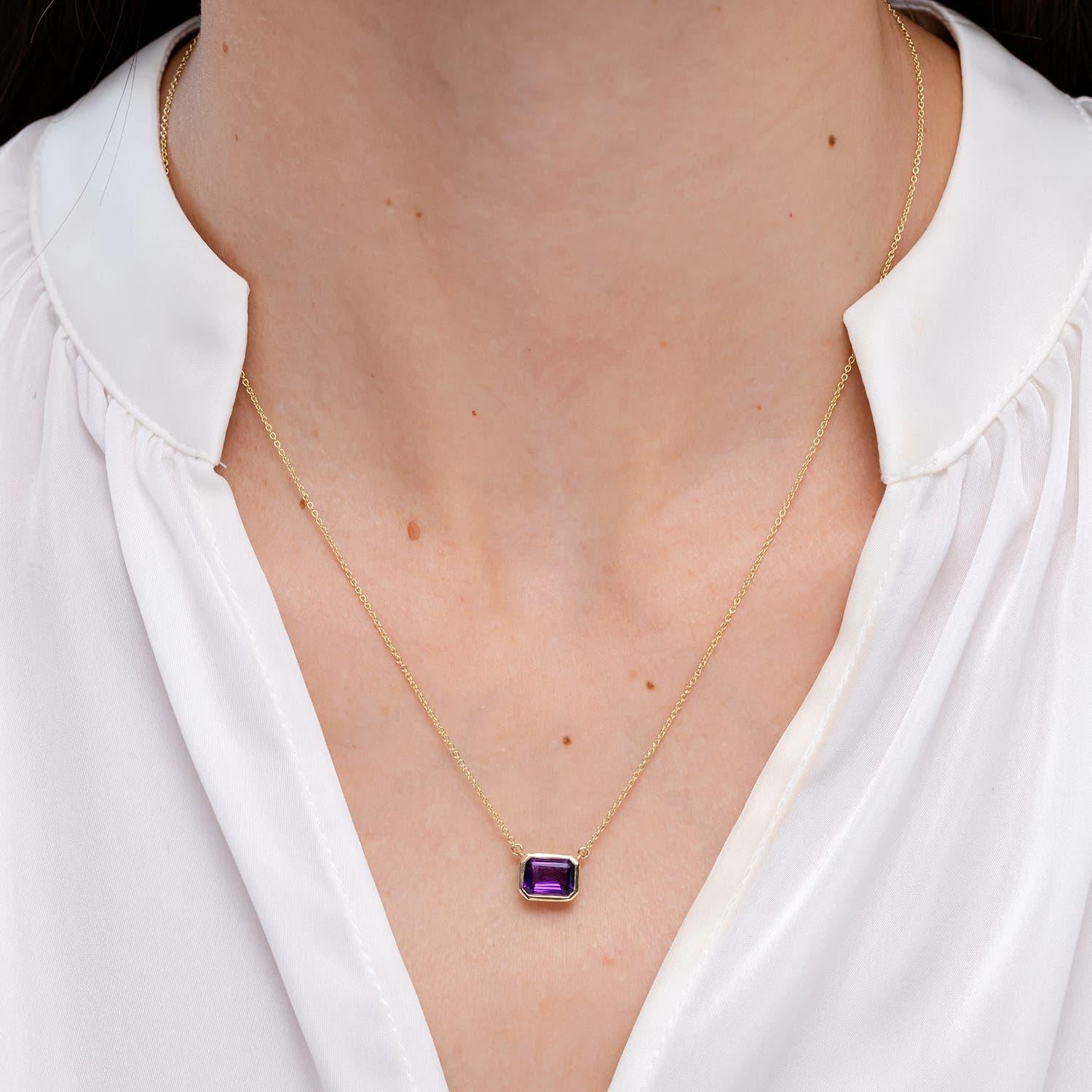 Moderne Angara Pendentif en or massif 14K avec lunette en forme d'émeraude et 1,5 ct d'améthyste en vente