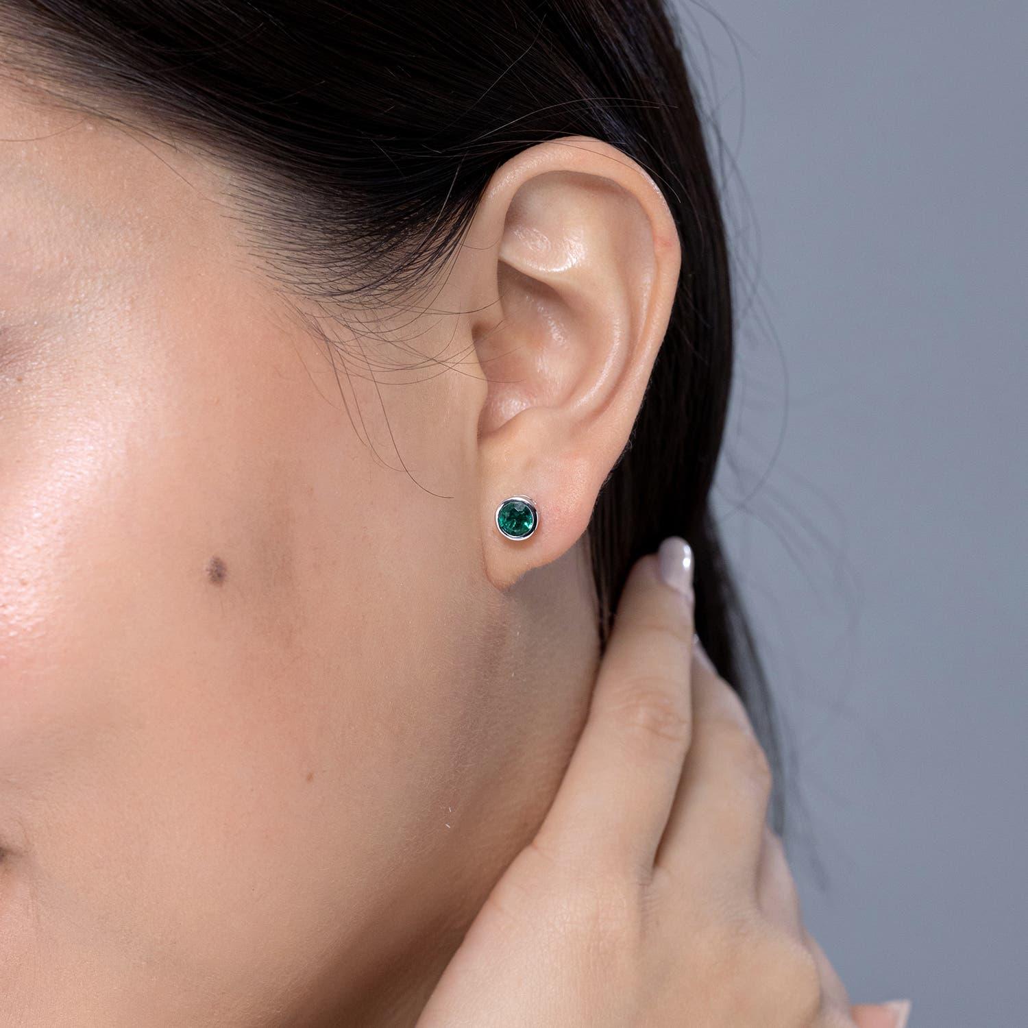 Moderne Angara - Boucles d'oreilles solitaires en or massif 14K serties d'émeraudes naturelles avec chaton en vente