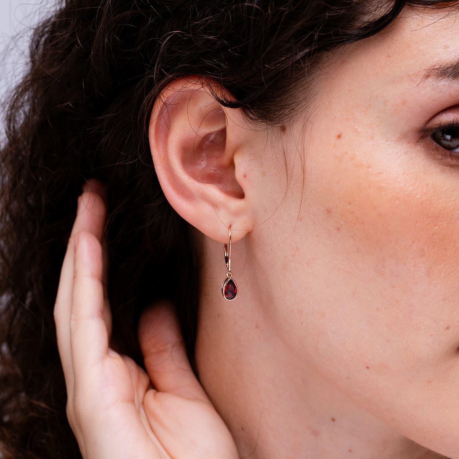 Pendientes de oro de 14 quilates con bisel de pera natural y granate de 2,4 ct, engarzados en bisel Moderno en venta