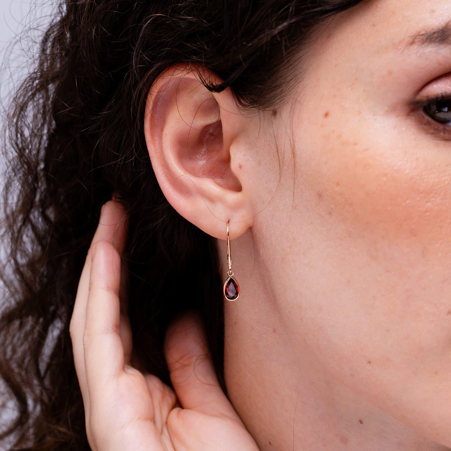 Pendientes de oro de 14 quilates con bisel de pera natural y granate de 2,4 ct, engarzados en bisel Corte pera en venta