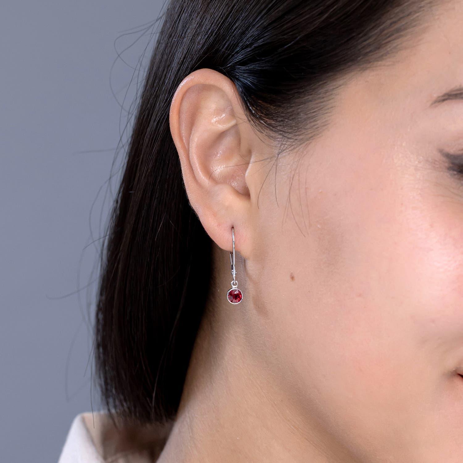 Moderne Angara - Boucles d'oreilles pendantes en or 14 carats avec rubis rond 1,2 ct serti clos et monture en or 14 carats en vente