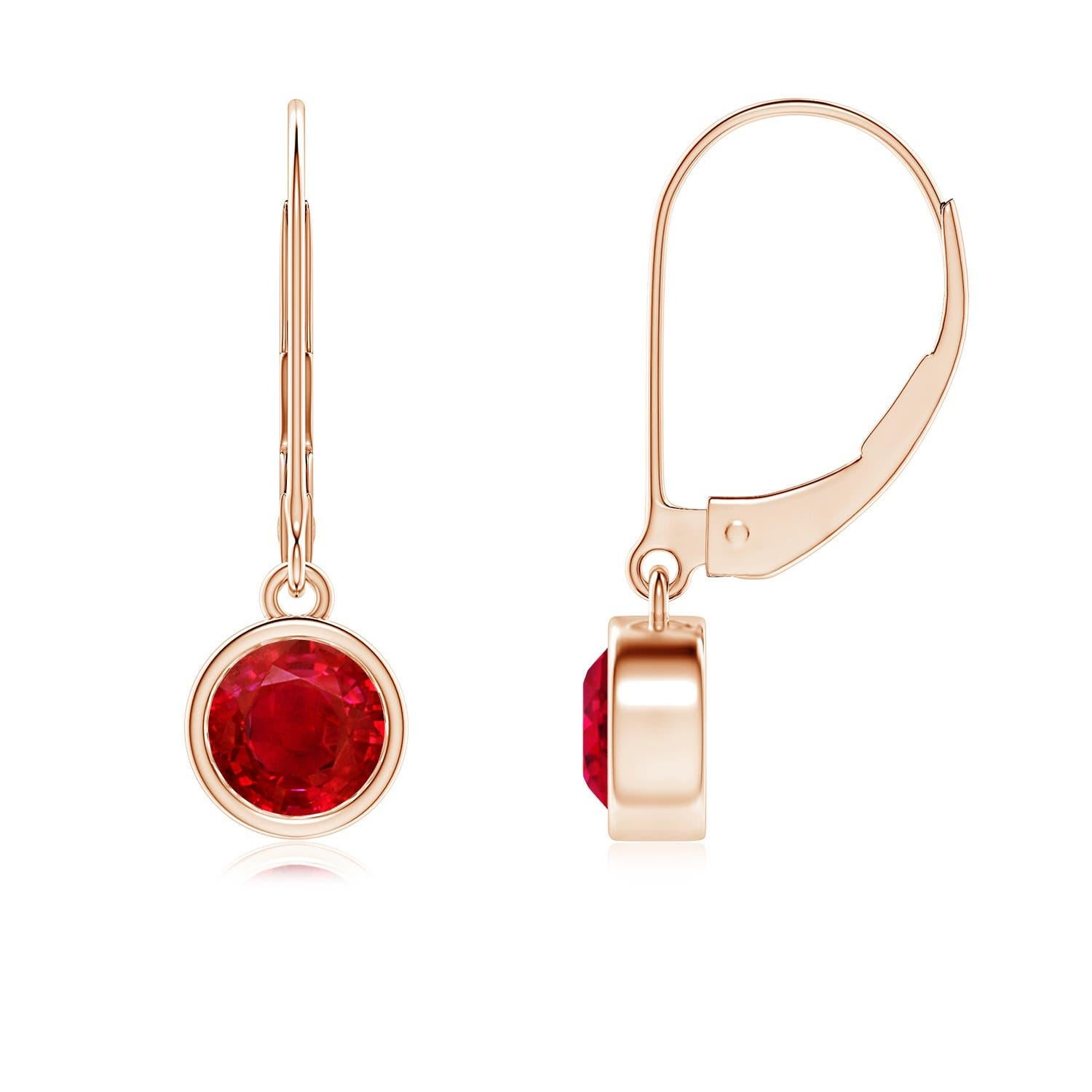 Angara - Boucles d'oreilles pendantes en or 14 carats avec rubis rond 1,2 ct serti clos et monture en or 14 carats Neuf - En vente à Los Angeles, CA