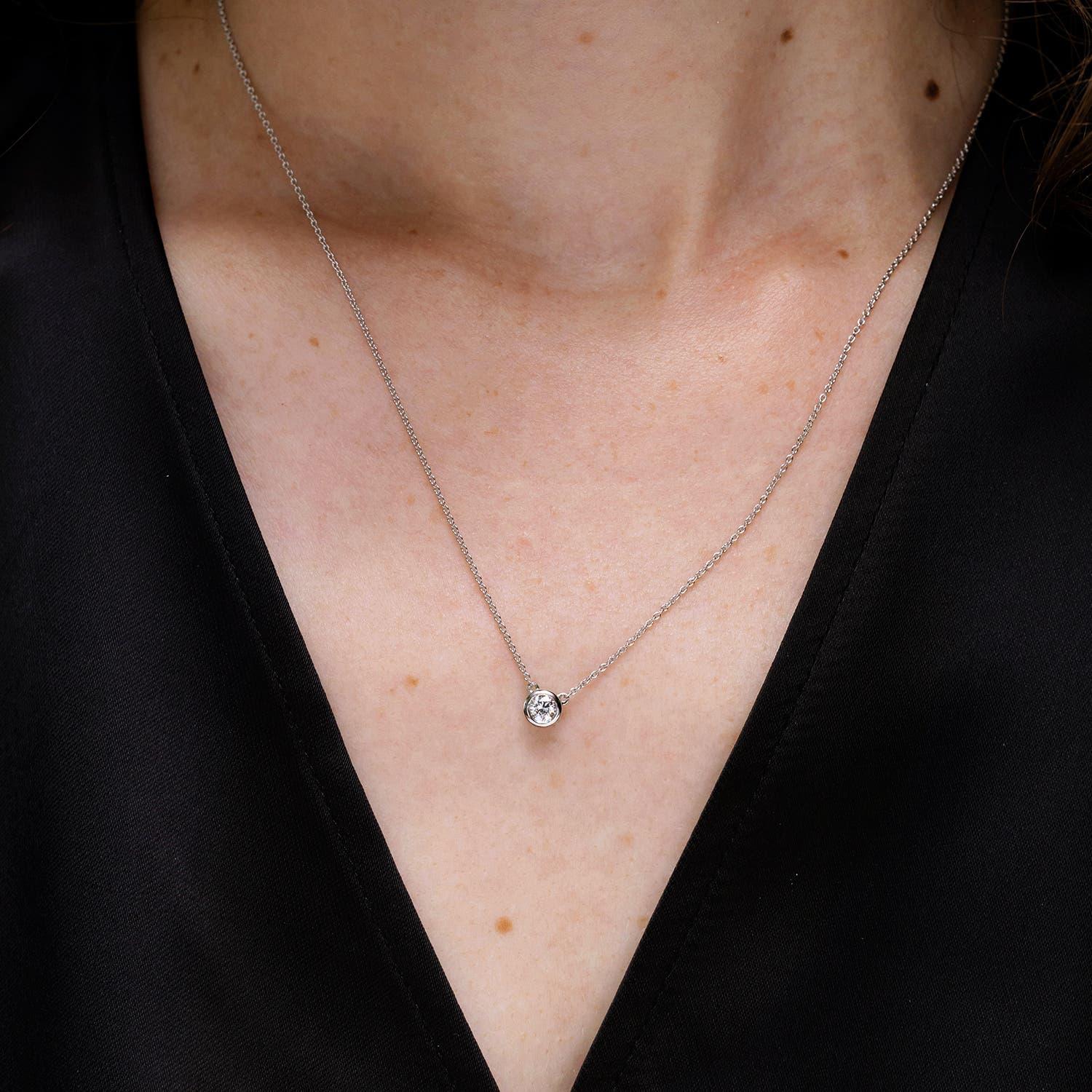 Moderne Collier solitaire en or massif 14 carats composé de diamants ronds sertis sur lunette Angara Nature en vente