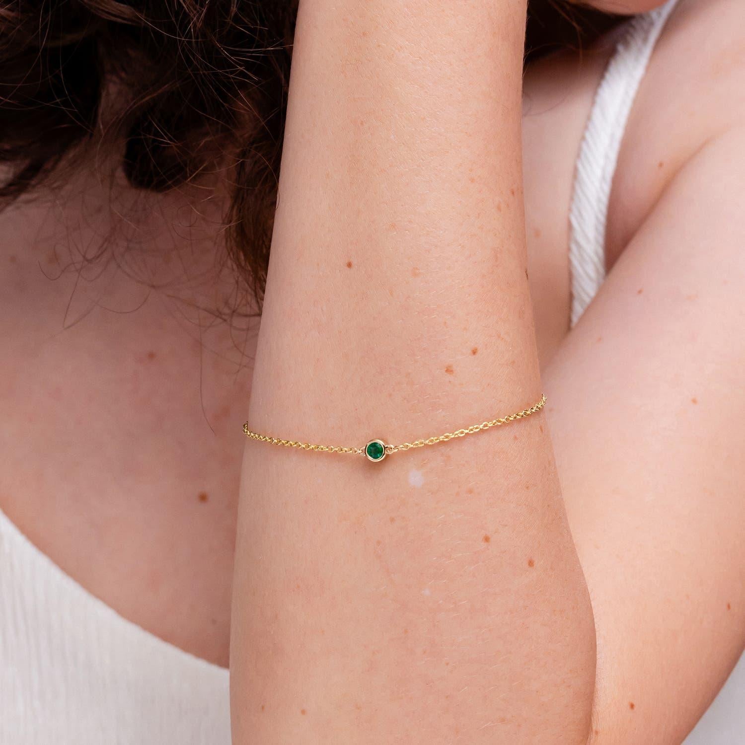 Round Cut Angara Natural Bezel-Set Round Emerald Chain Bracelet 14K Solid Gold for Women For Sale