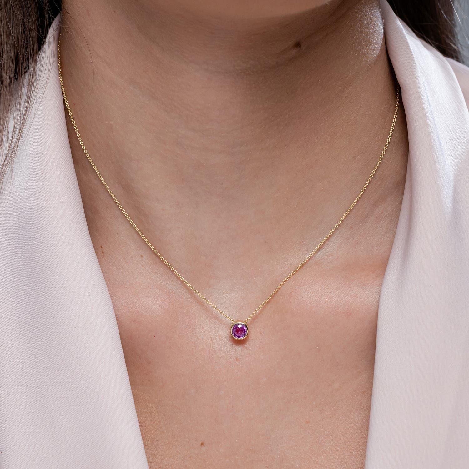 Moderno Ciondolo solitario con zaffiro rosa rotondo incastonato a castone di Angara in oro massiccio 14K in vendita