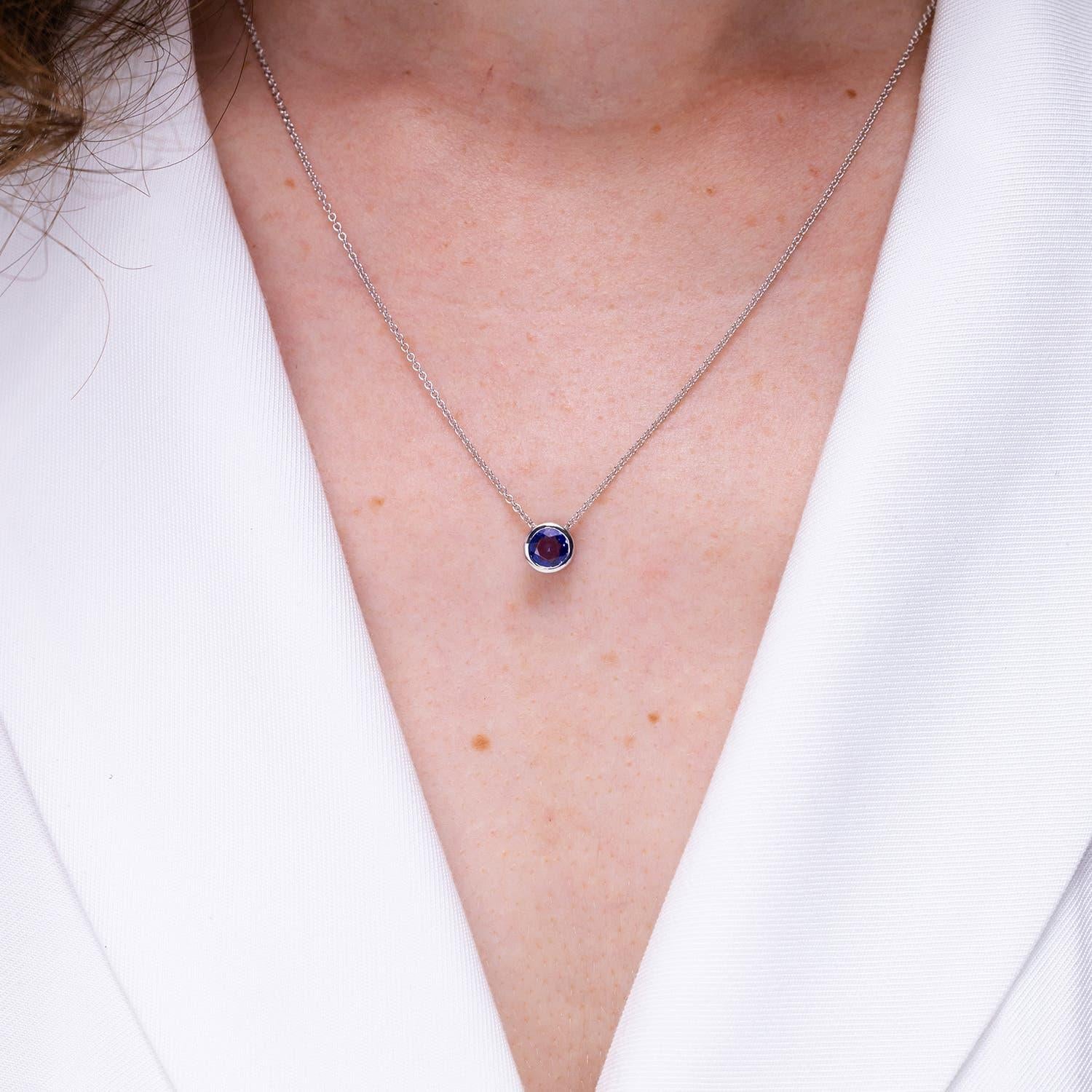 Moderno Ciondolo con solitario di tanzanite tonda incastonata a castone di Angara in oro massiccio 14K in vendita