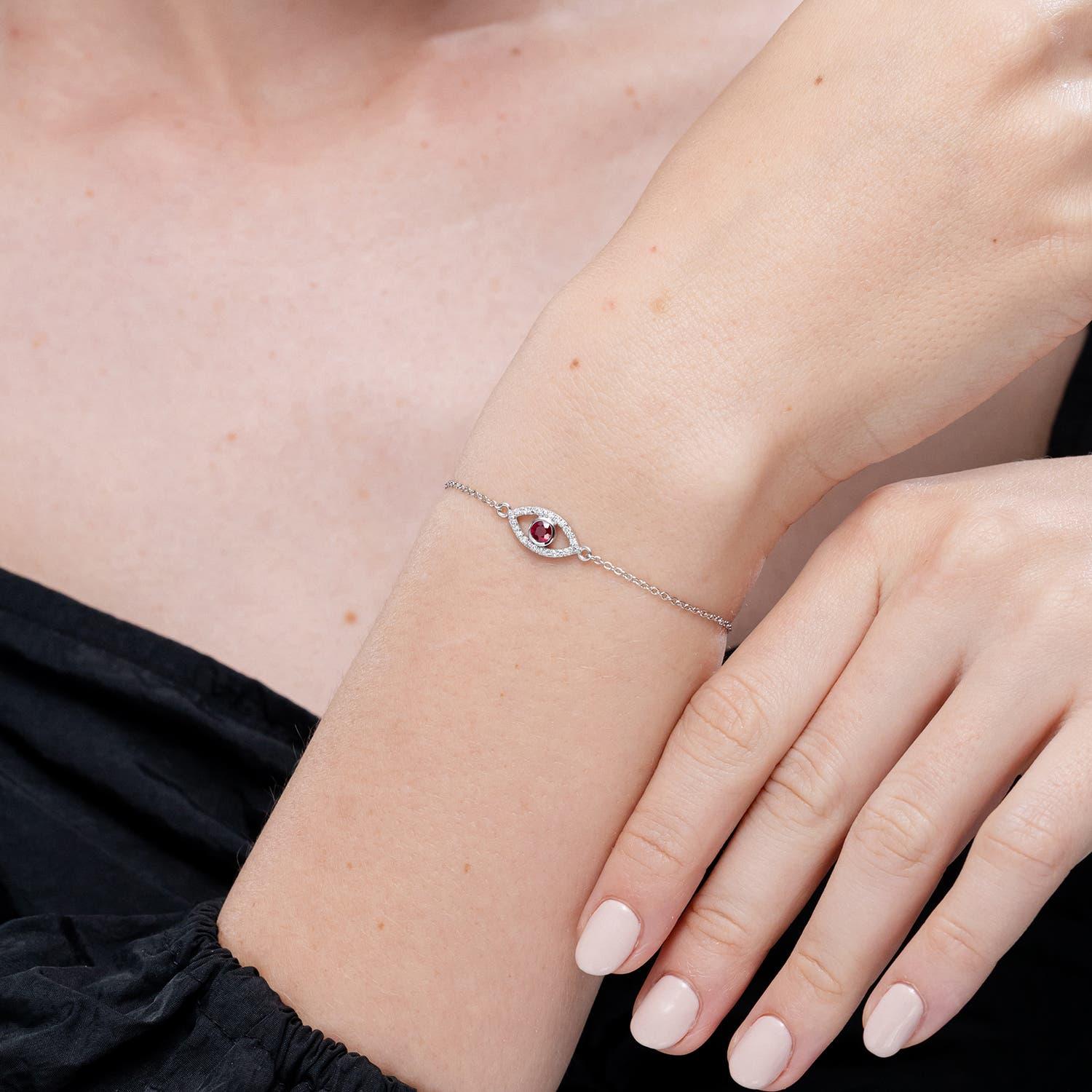 Angara Brazalete de mal de ojo con rubí natural engastado en bisel y diamantes en oro macizo de 14 quilates Moderno en venta