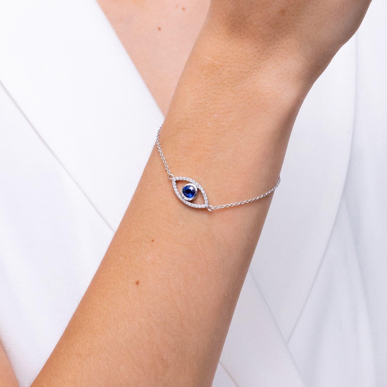 Taille ronde Bracelet œil du mal Angara en or massif 14K avec saphirs et diamants sertis sur lunette en vente