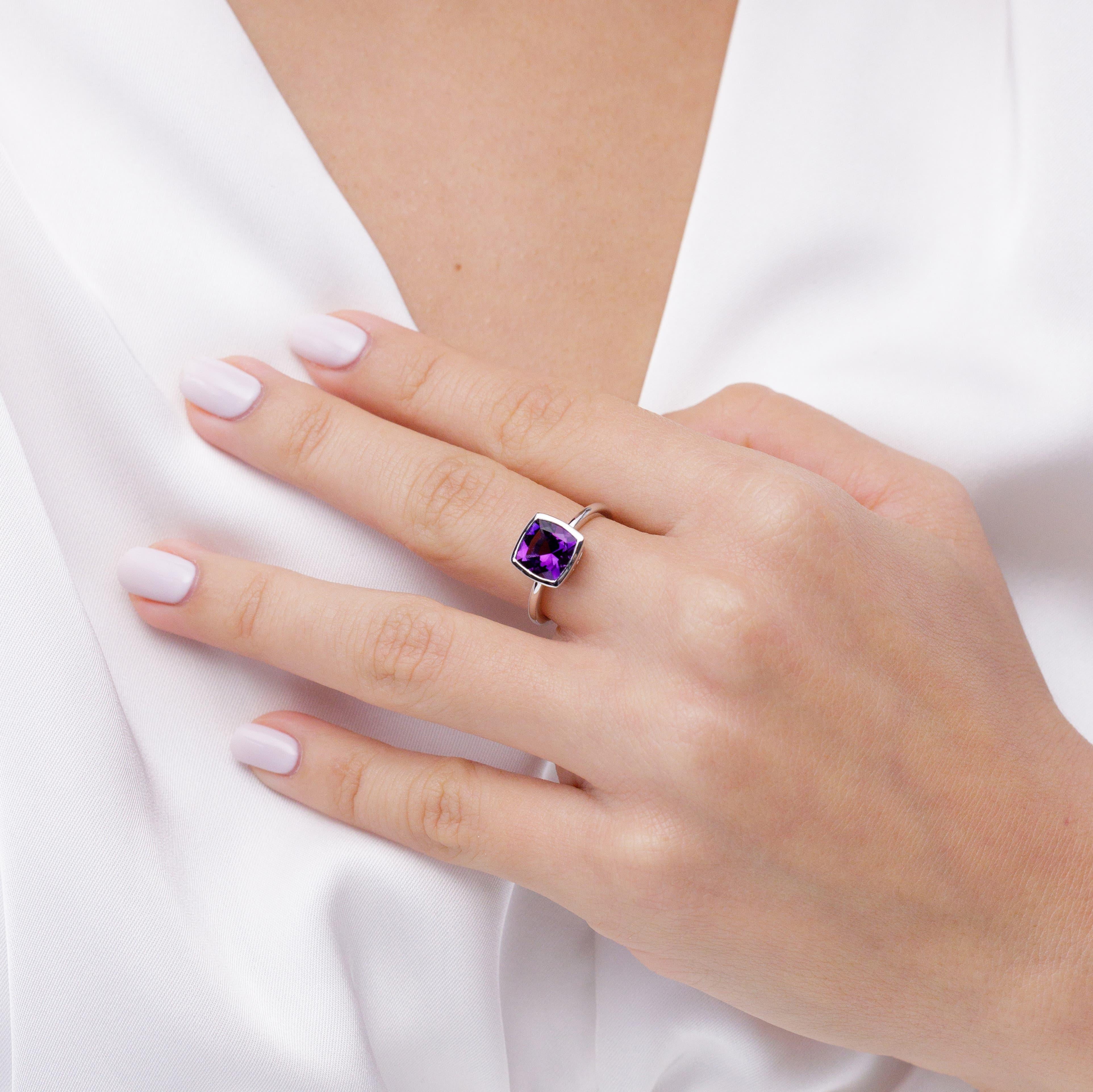 Angara Anillo de amatista natural en oro macizo de 14 quilates con bisel, solitario y cojín de 2,2 quilates Corte cojín en venta