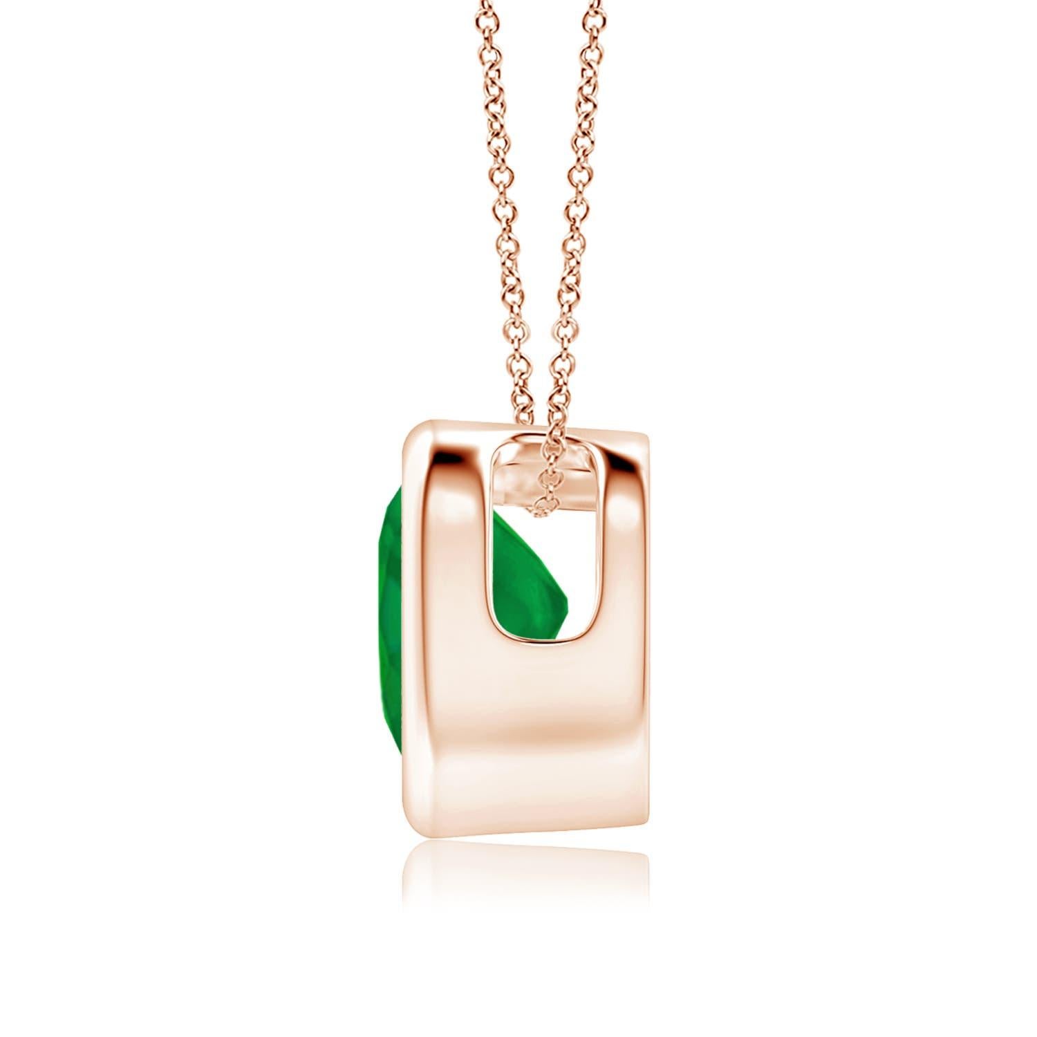 Este clásico colgante solitario de esmeralda te robará el corazón con su rico esplendor verde. Fabricada en oro rosa de 14 quilates, su diseño muestra una esmeralda en forma de corazón engarzada en un bisel.
La esmeralda es la piedra de nacimiento