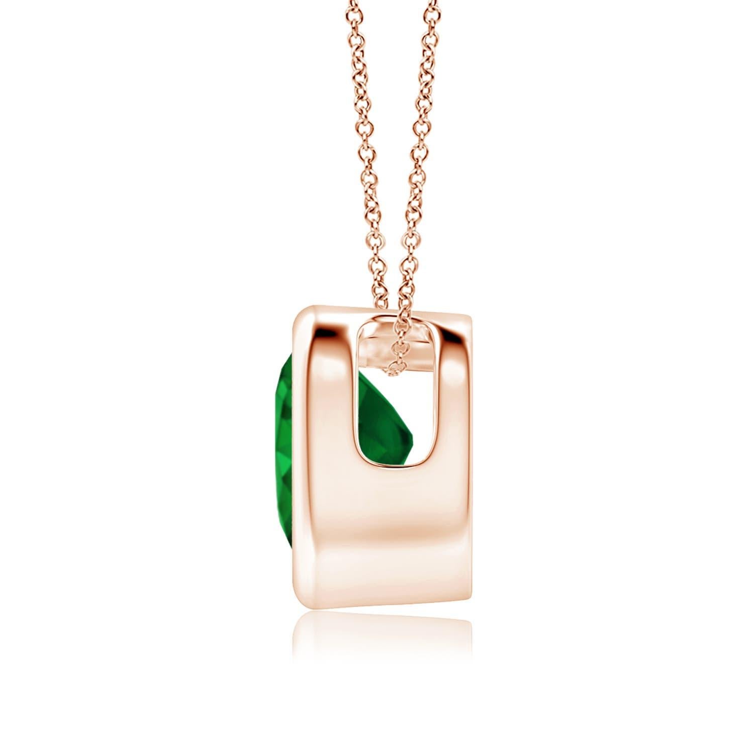 Dieser klassische Solitär-Smaragd-Anhänger wird Ihr Herz mit seiner sattgrünen Pracht erobern. Das aus 14 Karat Roségold gefertigte Design zeigt einen herzförmigen Smaragd in einer Lünettenfassung.
Der Smaragd ist der Geburtsstein des Monats Mai und