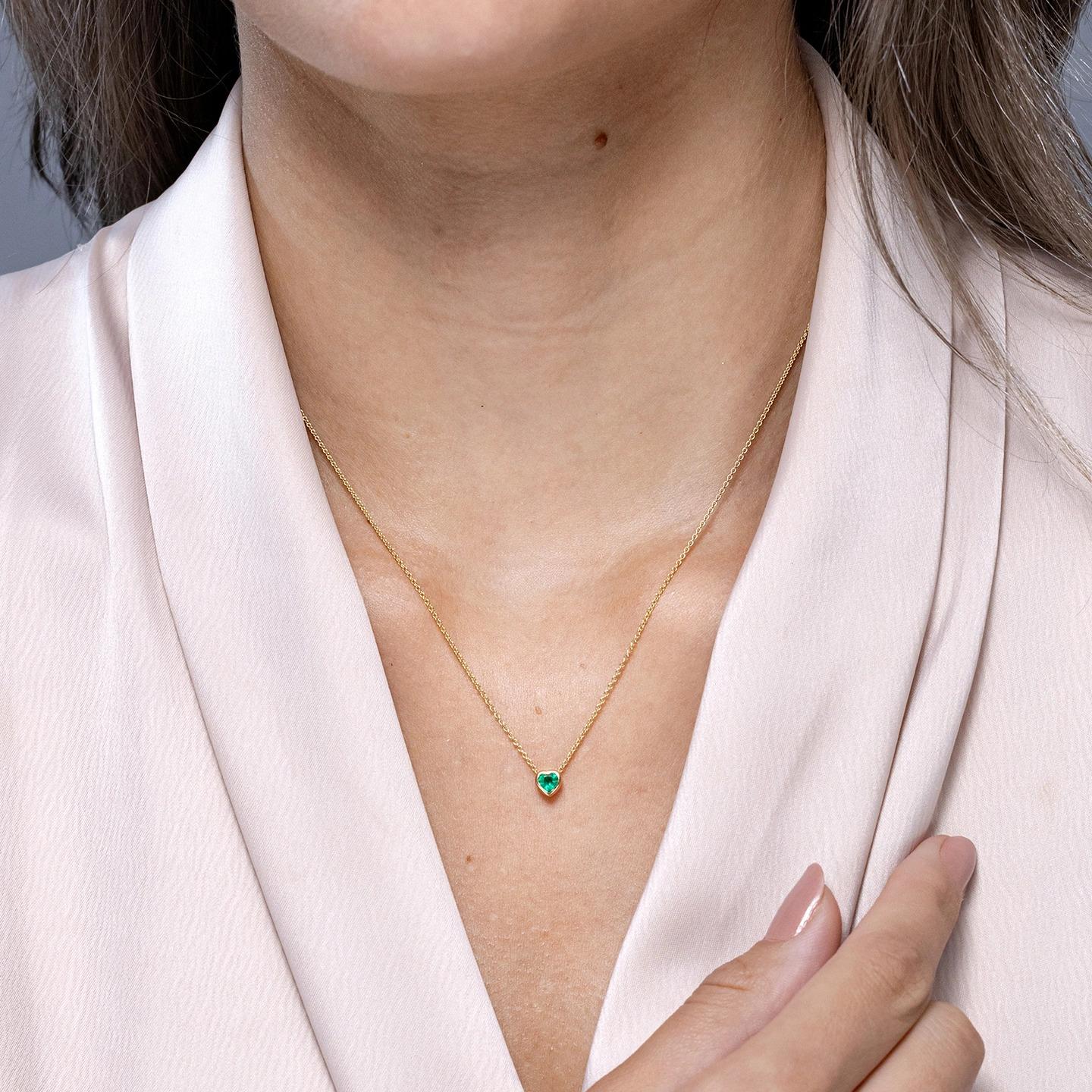 Angara Natural Bezel-Set Solitär Herz Smaragd Anhänger in Platin für Frauen (Moderne) im Angebot