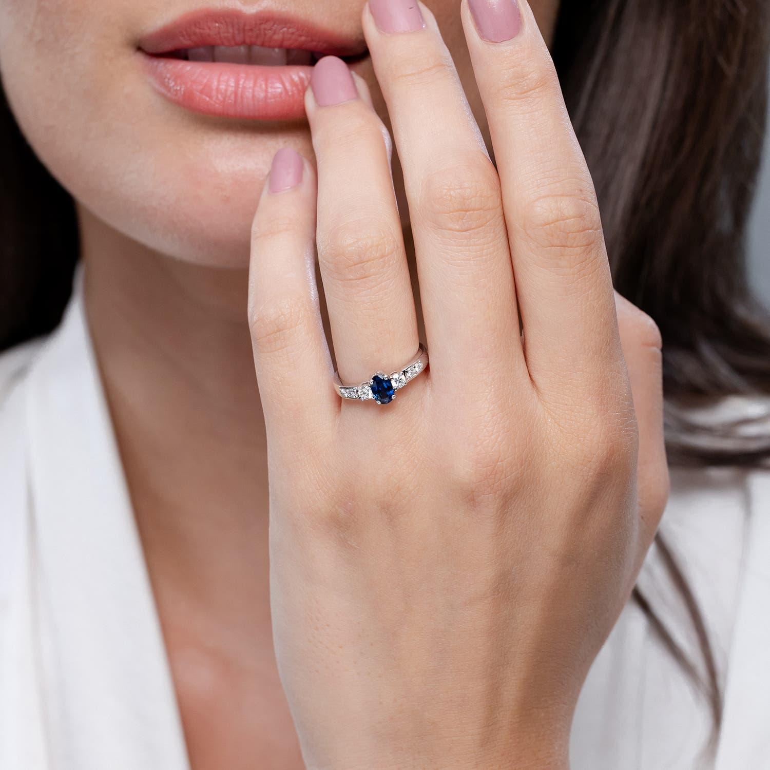 Anillo de compromiso Angara de zafiro azul natural y diamante en oro macizo de 14 quilates Moderno en venta