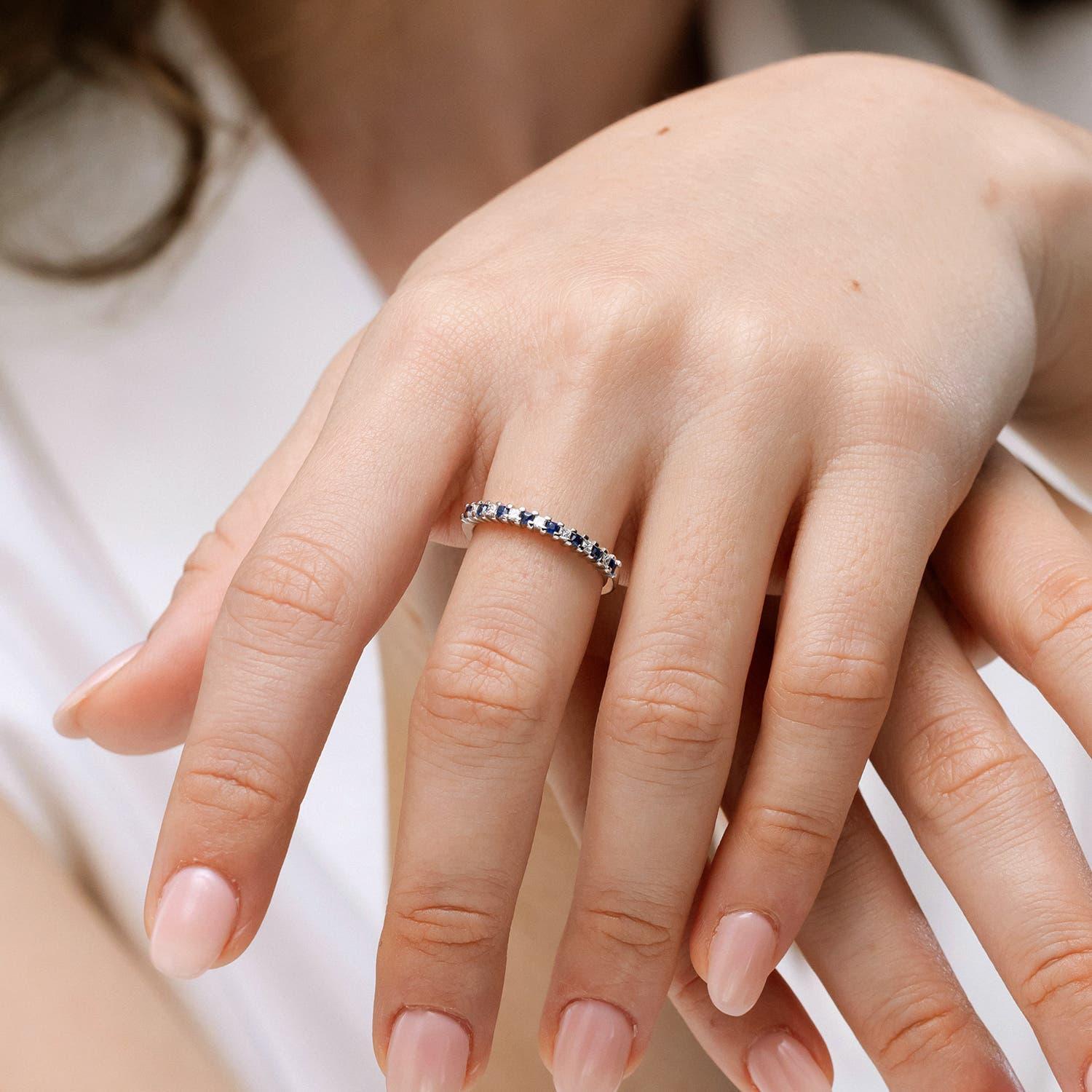 Moderno Anello di matrimonio a eternità con zaffiro blu naturale e diamante Angara in oro massiccio 14 carati in vendita