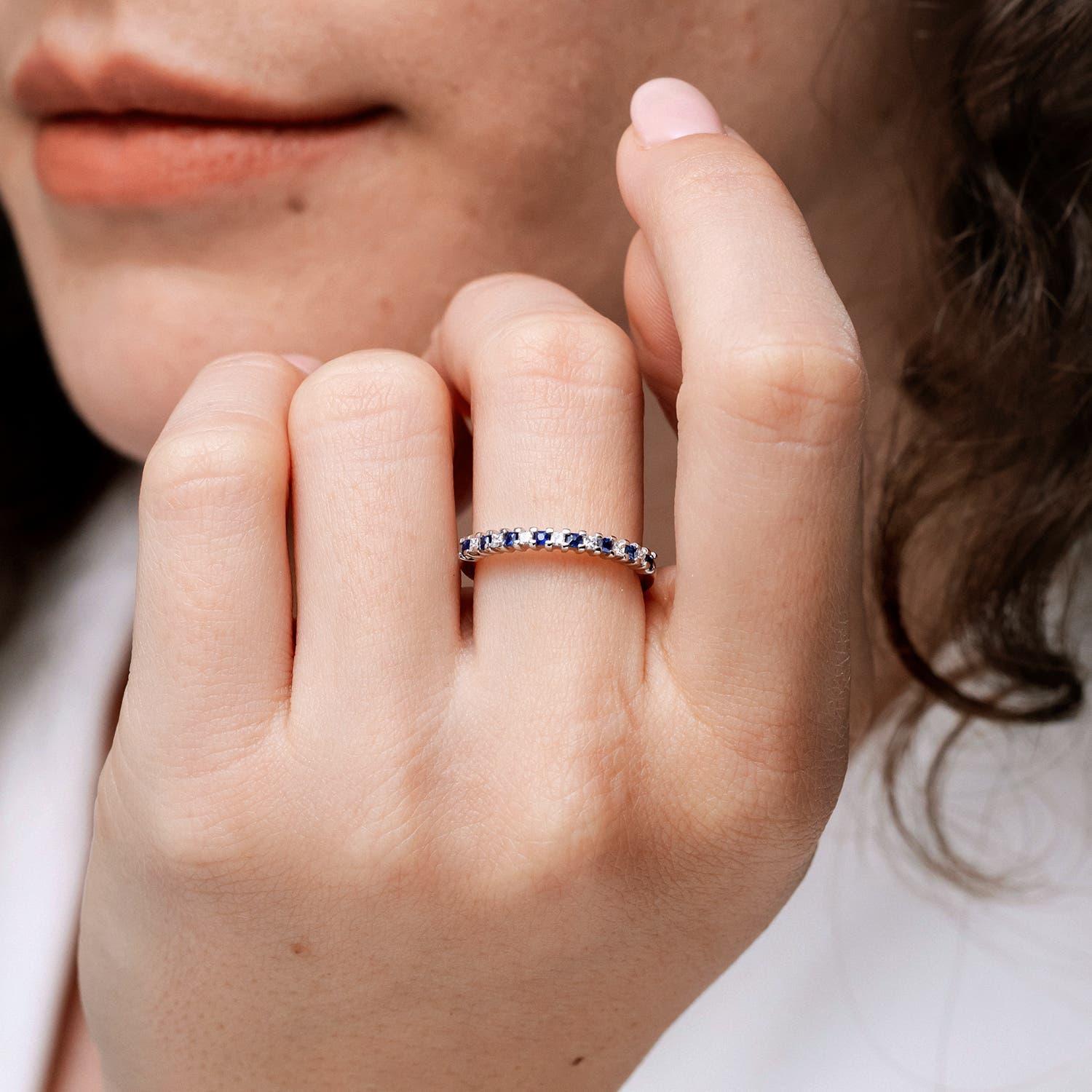 Quadrato Anello di matrimonio a eternità con zaffiro blu naturale e diamante Angara in oro massiccio 14 carati in vendita