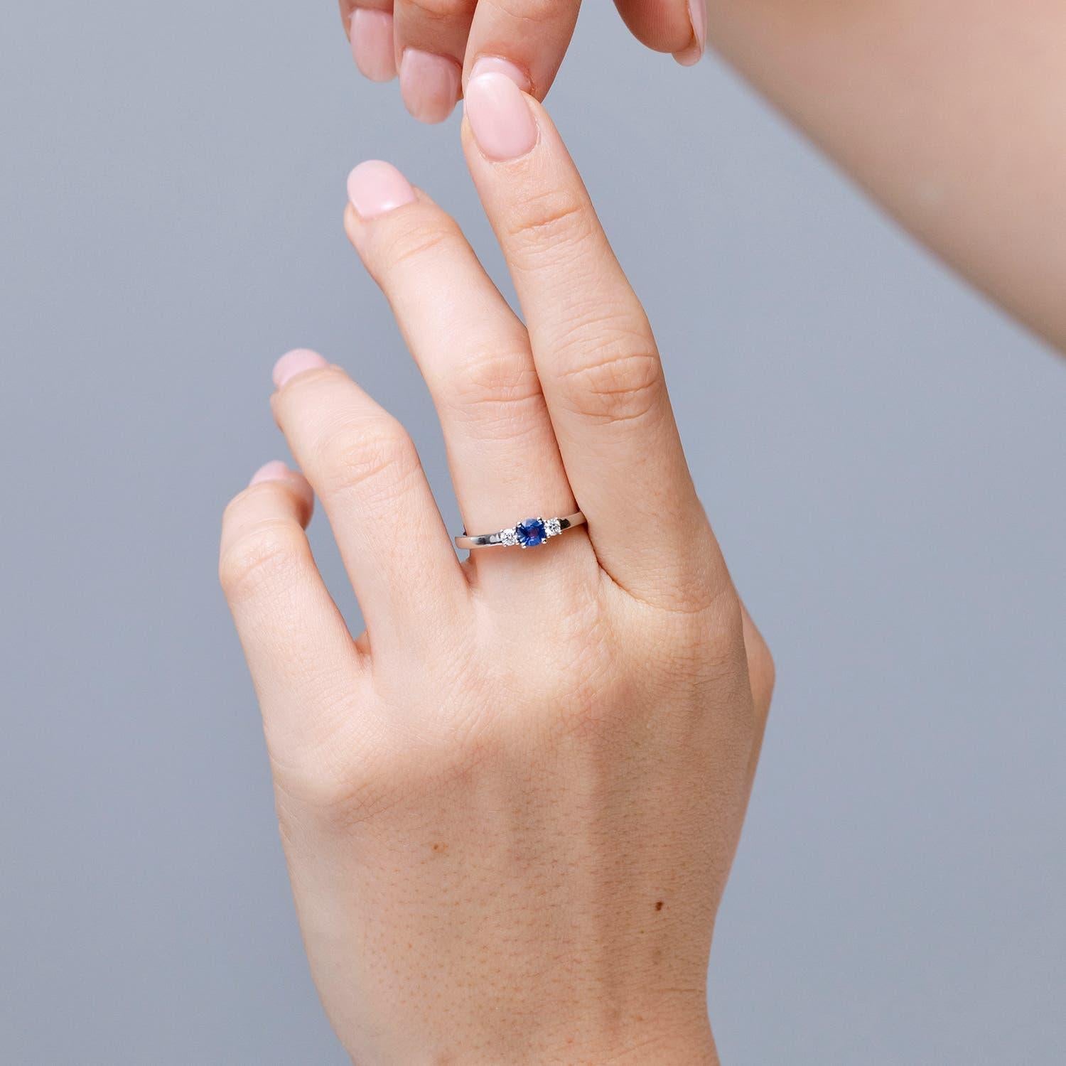 Angara Anillo de compromiso de tres piedras con zafiro azul natural y diamantes en oro de 14 quilates Moderno en venta