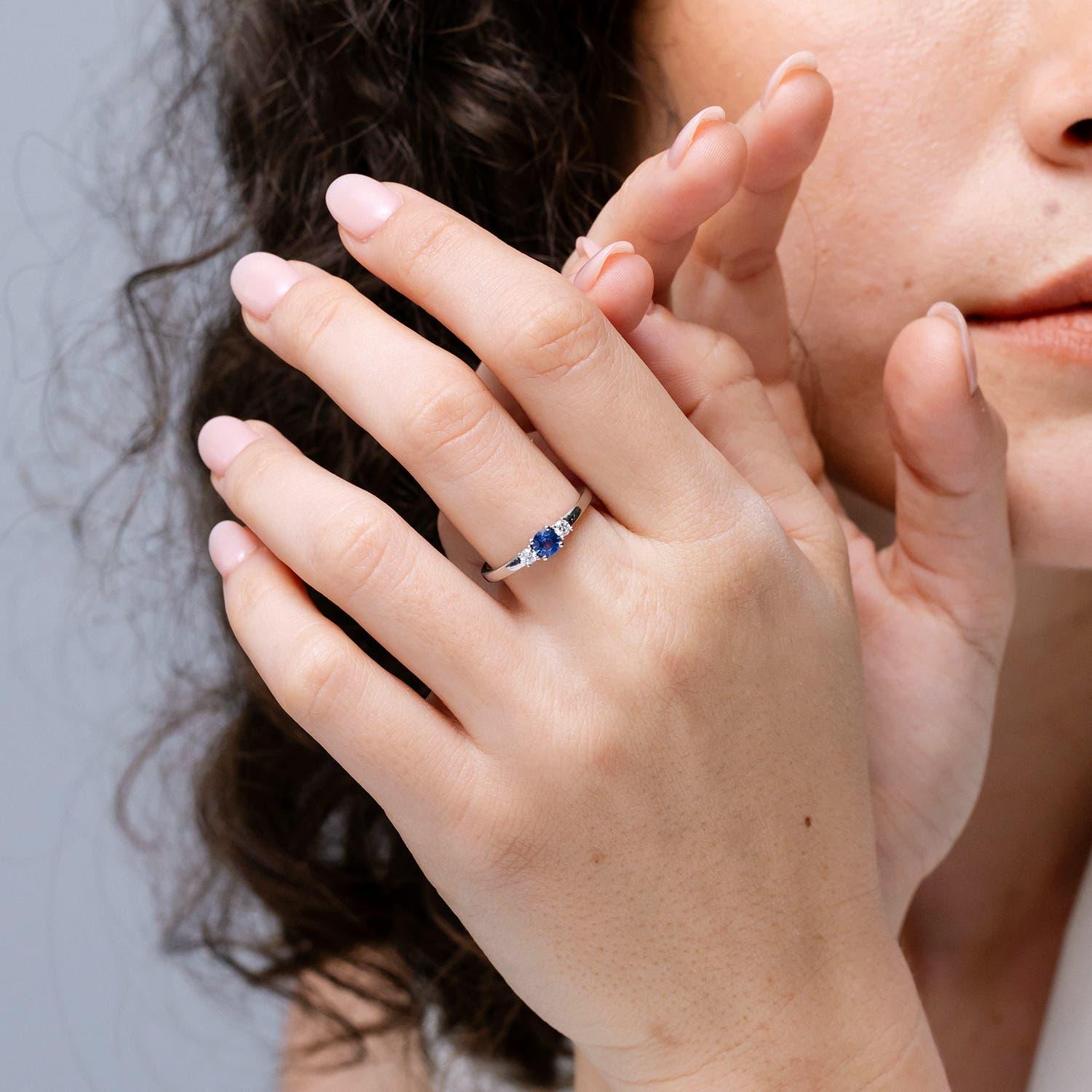 Angara Anillo de compromiso de tres piedras con zafiro azul natural y diamantes en oro de 14 quilates Corte redondo en venta