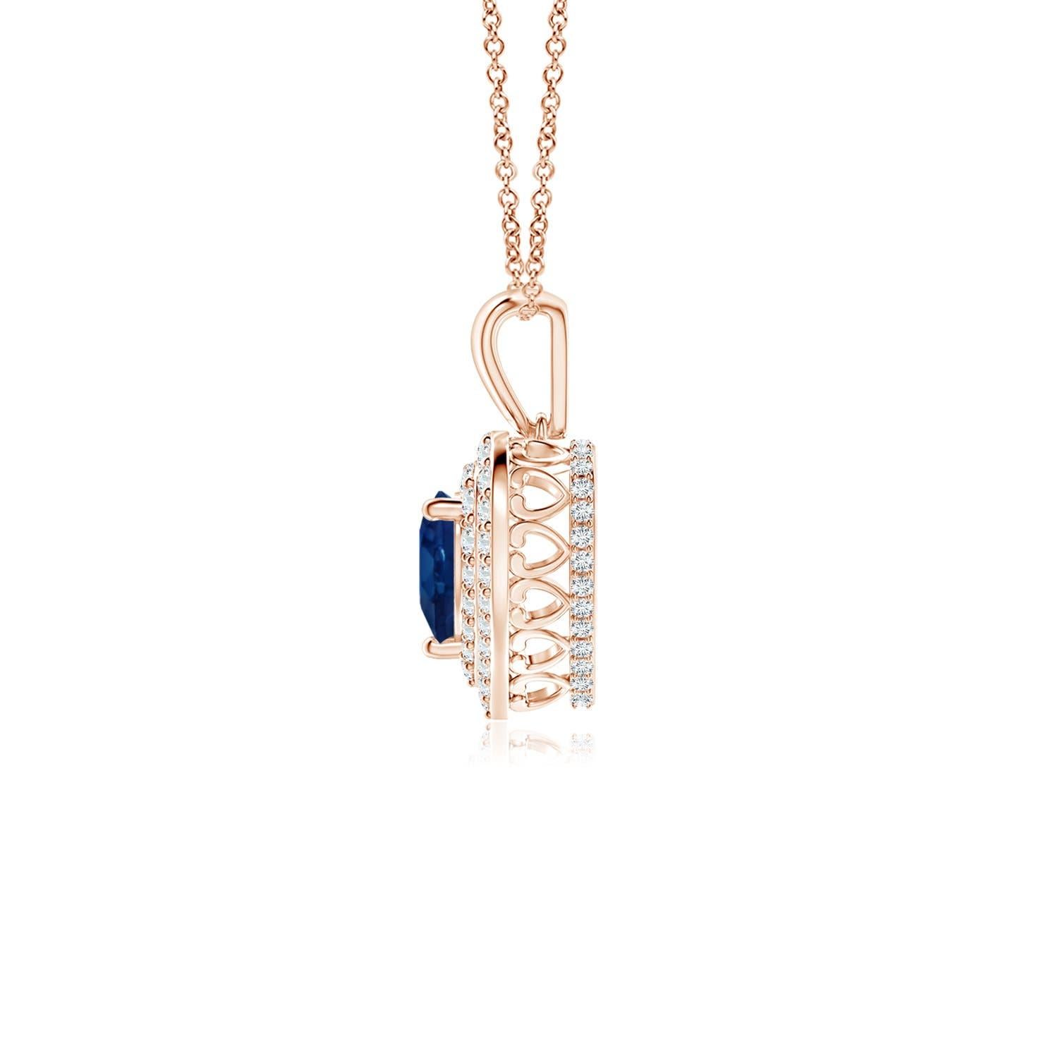Circondato da un'aureola doppia tempestata di diamanti, uno zaffiro blu a forma di cuore è incastonato in una montatura a griffe. Un motivo a cuore tempestato di diamanti collega la balla di metallo alla cornice a cuore. I diamanti scintillanti