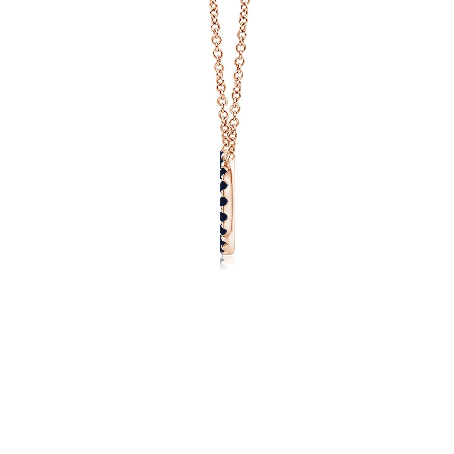 Eleganza semplice, questo ciondolo abbagliante presenta un cerchio aperto tempestato di zaffiri blu. Gli zaffiri rotondi sono meravigliosi e sembrano fluttuare sulla catena. Questo raffinato ciondolo a forma di cerchio con zaffiro è realizzato in