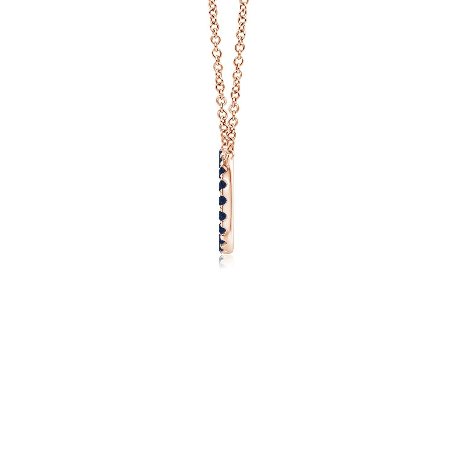 D'une élégance simple, ce pendentif éblouissant présente un cercle ouvert clouté de saphirs bleus. Les saphirs ronds sont magnifiques et semblent flotter sur la chaîne. Ce pendentif exquis en forme de cercle de saphir est réalisé en or rose 14k.
Le