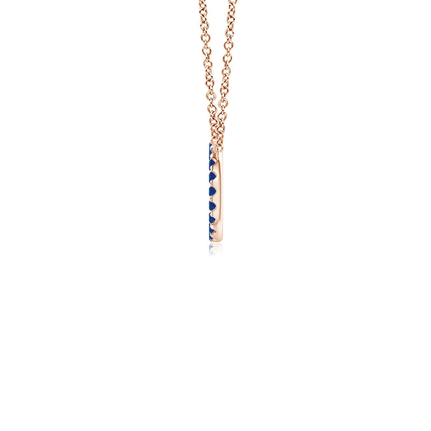 D'une élégance simple, ce pendentif éblouissant présente un cercle ouvert clouté de saphirs bleus. Les saphirs ronds sont magnifiques et semblent flotter sur la chaîne. Ce pendentif exquis en forme de cercle de saphir est réalisé en or rose 14k.
Le