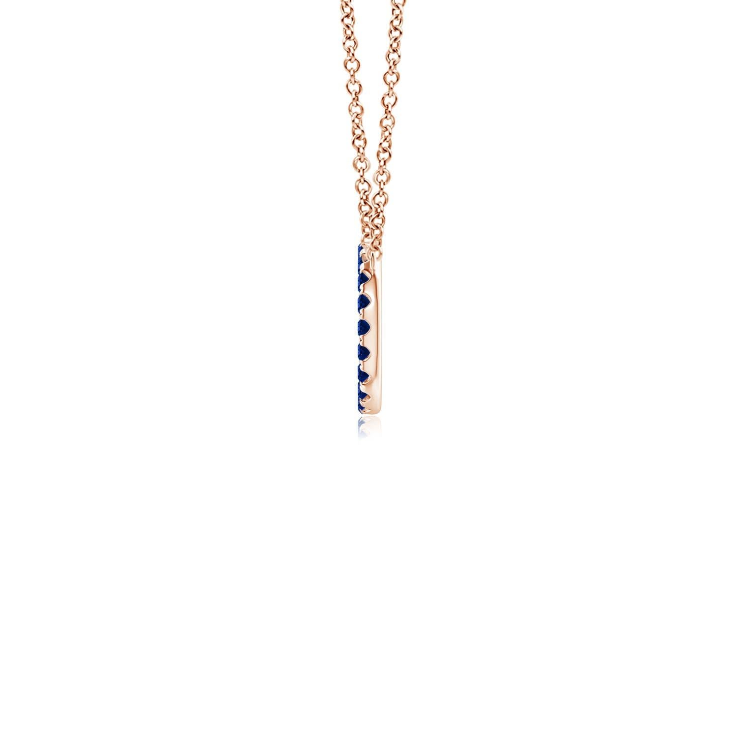 D'une élégance simple, ce pendentif éblouissant présente un cercle ouvert clouté de saphirs bleus. Les saphirs ronds sont magnifiques et semblent flotter sur la chaîne. Ce pendentif exquis en forme de cercle de saphir est réalisé en or rose 14k.
Le