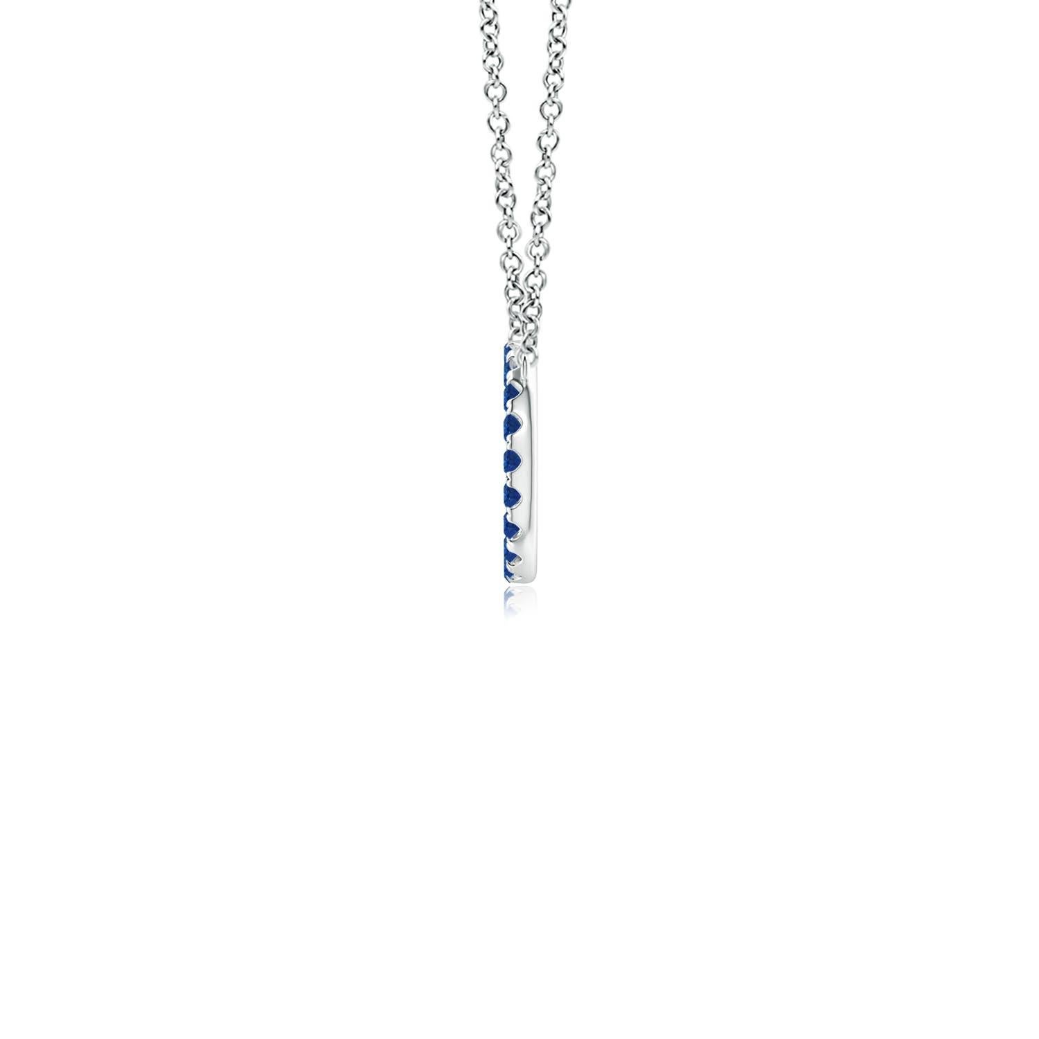 D'une élégance simple, ce pendentif éblouissant présente un cercle ouvert clouté de saphirs bleus. Les saphirs ronds sont magnifiques et semblent flotter sur la chaîne. Ce pendentif exquis en forme de cercle de saphir est réalisé en or blanc 14k.
Le