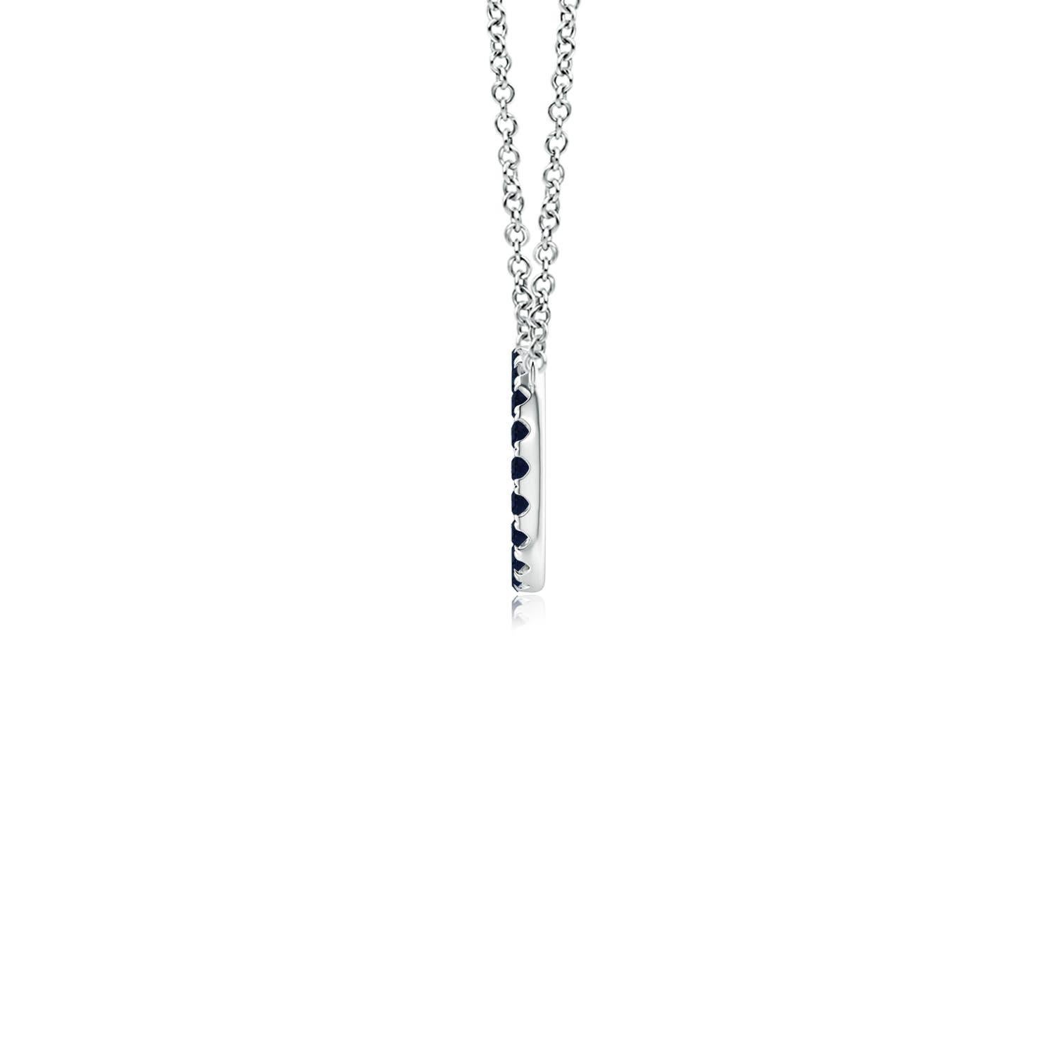 D'une élégance simple, ce pendentif éblouissant présente un cercle ouvert clouté de saphirs bleus. Les saphirs ronds sont magnifiques et semblent flotter sur la chaîne. Ce pendentif exquis en forme de cercle de saphir est réalisé en or blanc 14k.
Le