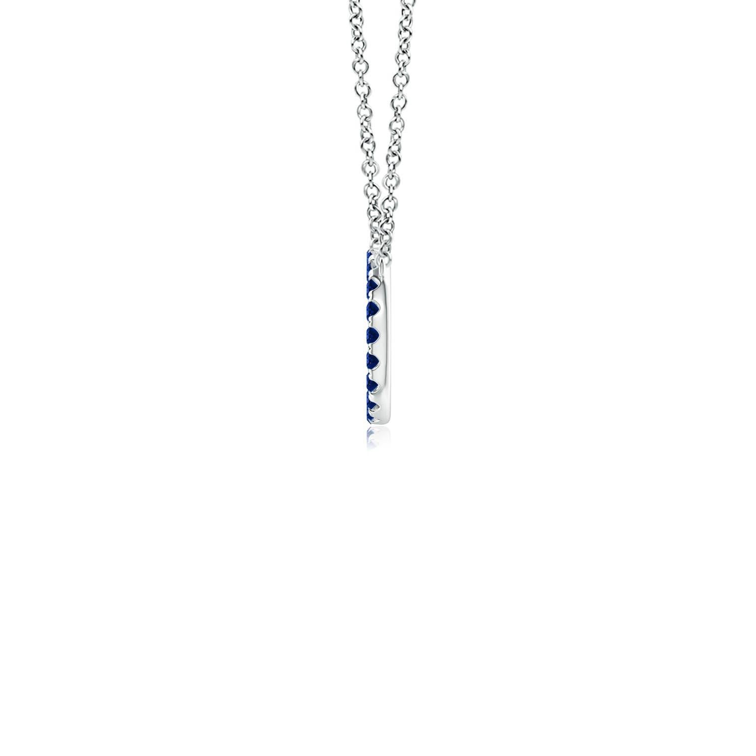 Dieser schlichte, elegante Anhänger besteht aus einem offenen Kreis, der mit blauen Saphiren besetzt ist. Die runden Saphire sehen atemberaubend aus und scheinen auf der Kette zu schweben. Dieser exquisite, kreisförmige Saphir-Anhänger ist aus 14
