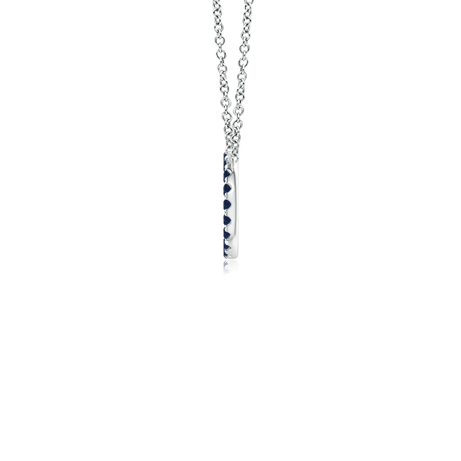 Eleganza semplice, questo ciondolo abbagliante presenta un cerchio aperto tempestato di zaffiri blu. Gli zaffiri rotondi sono meravigliosi e sembrano fluttuare sulla catena. Questo splendido ciondolo a forma di cerchio con zaffiro è realizzato in