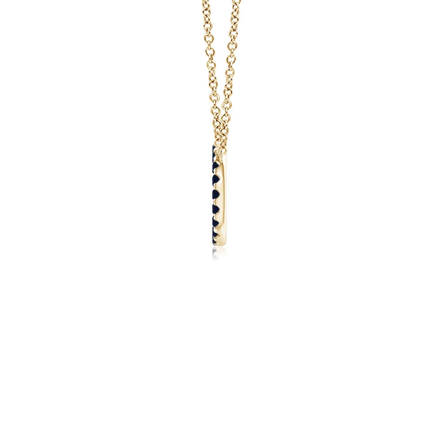 D'une élégance simple, ce pendentif éblouissant présente un cercle ouvert clouté de saphirs bleus. Les saphirs ronds sont magnifiques et semblent flotter sur la chaîne. Ce pendentif exquis en forme de cercle de saphir est réalisé en or jaune 14k.
Le