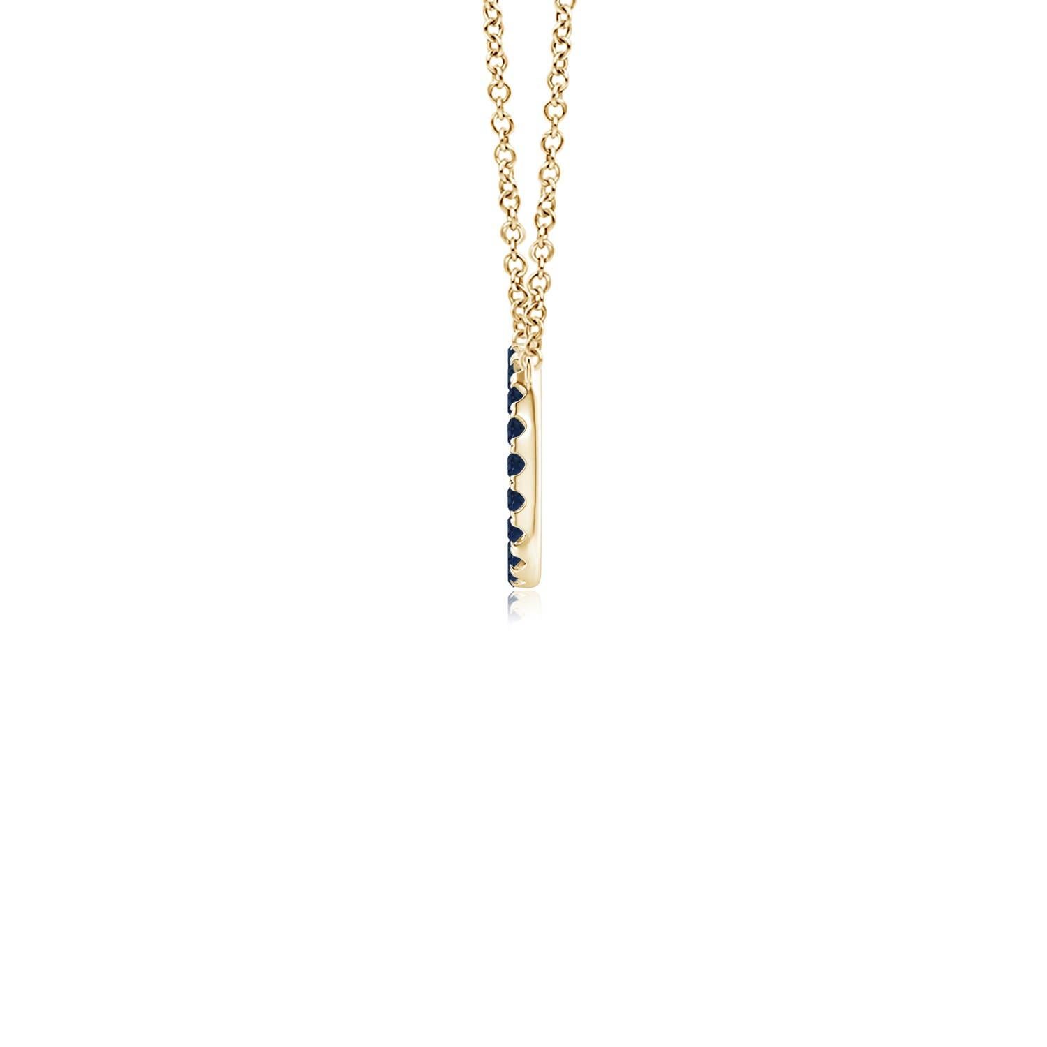 D'une élégance simple, ce pendentif éblouissant présente un cercle ouvert clouté de saphirs bleus. Les saphirs ronds sont magnifiques et semblent flotter sur la chaîne. Ce pendentif exquis en forme de cercle de saphir est réalisé en or jaune 14k.
Le