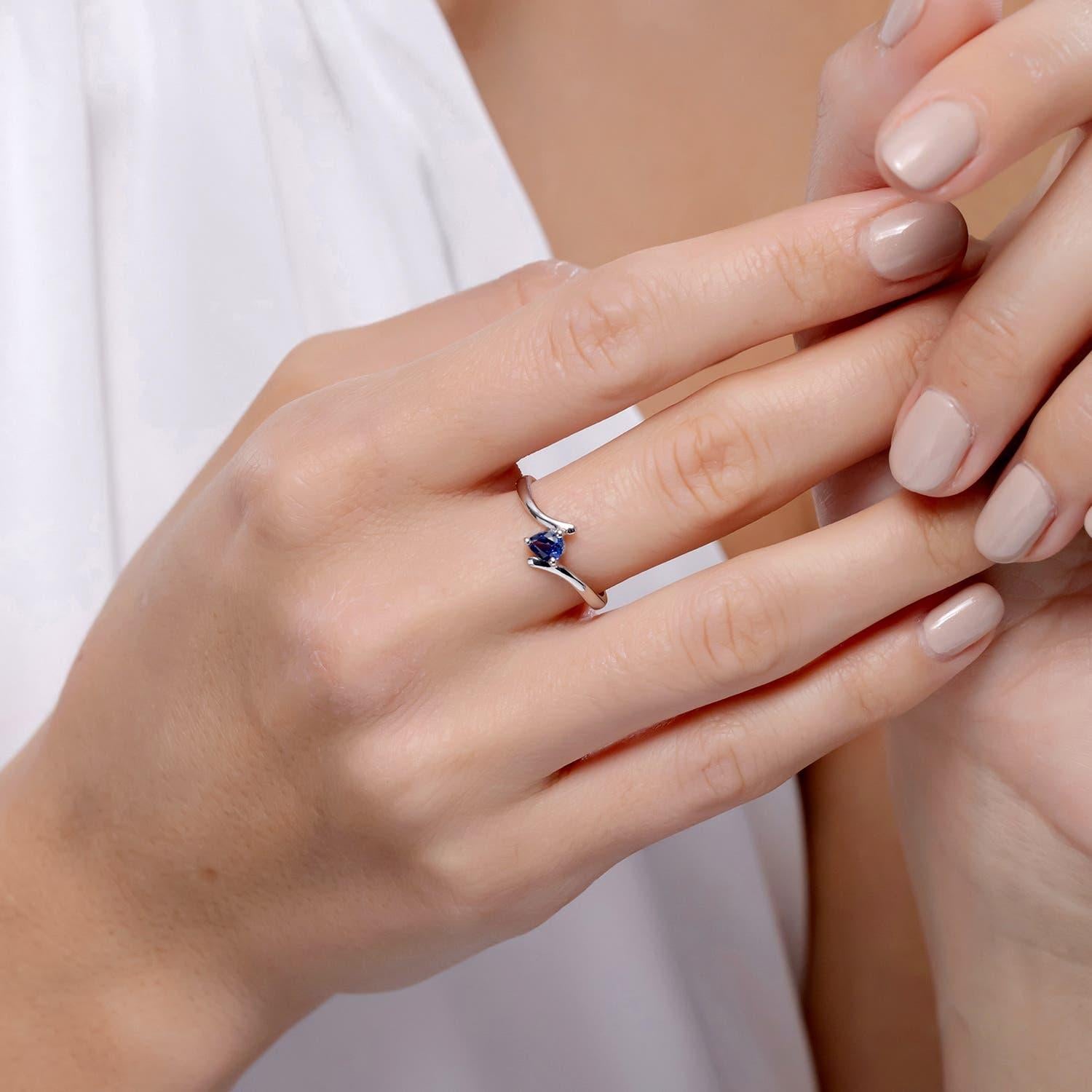 Angara natürlichen Bypass birnenförmigen blauen Saphir Ring in 14K massivem Gold für Frauen (Moderne) im Angebot