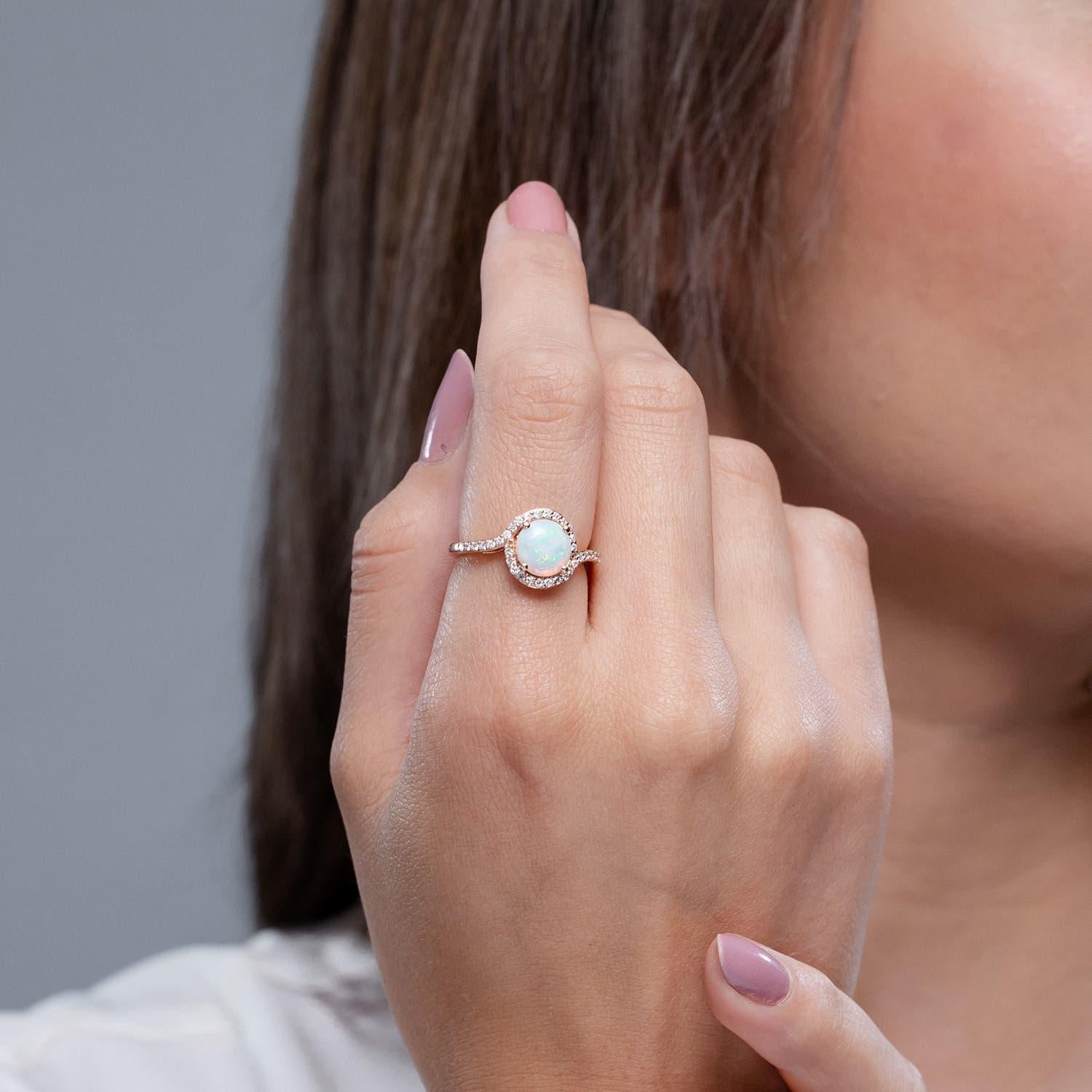 Angara natürlichen Bypass Runde 1,15 ct Opal und Diamant Halo Ring in 14K massivem Gold (Rundschliff) im Angebot