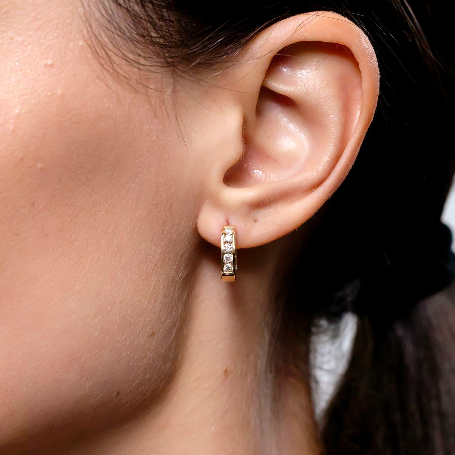 Moderno Orecchini a cerchio con diamanti naturali incastonati a canale Angara in oro massiccio 14K per donna in vendita
