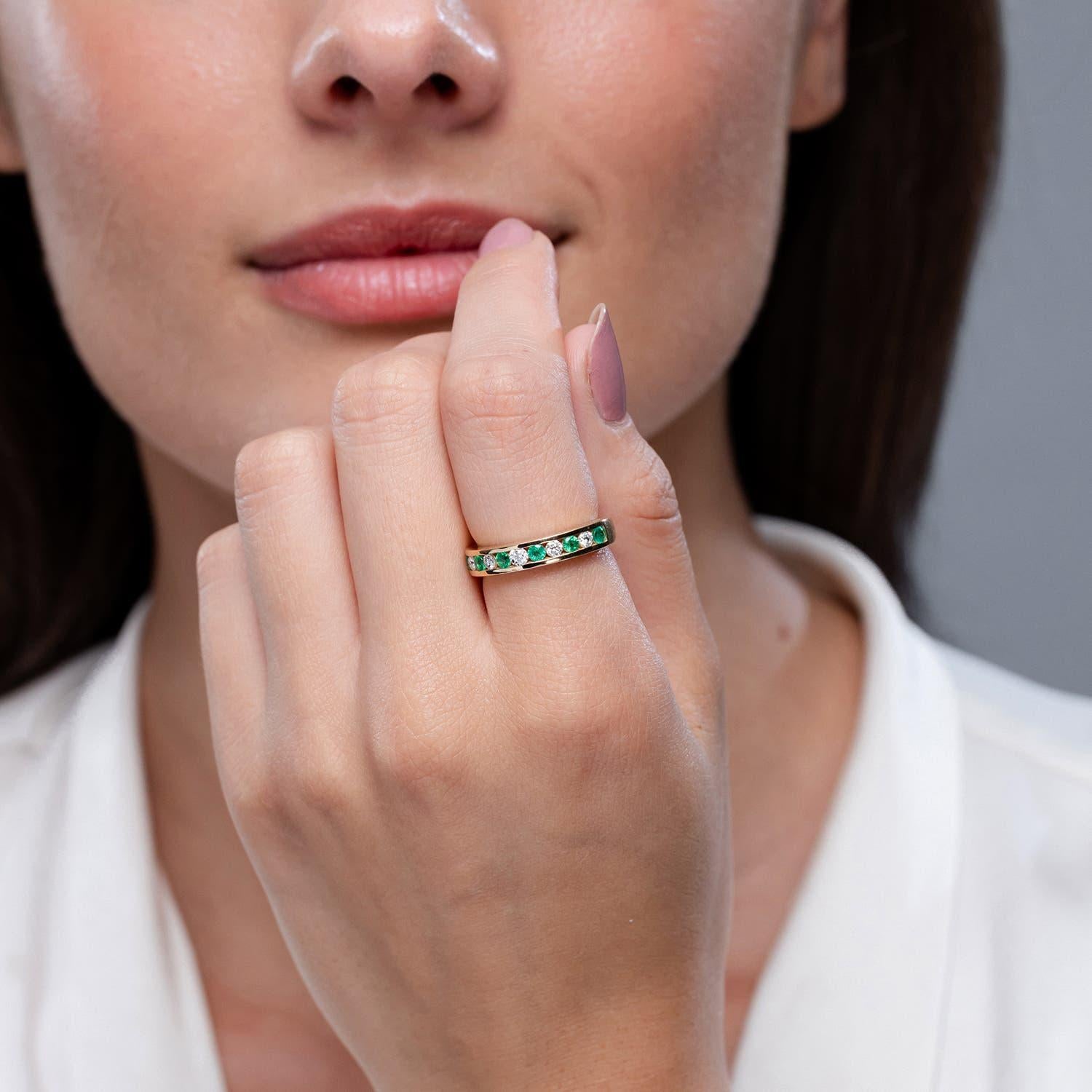 Moderno Anello Angara con smeraldo naturale incastonato e diamante per l'eternità in oro massiccio 14 carati in vendita