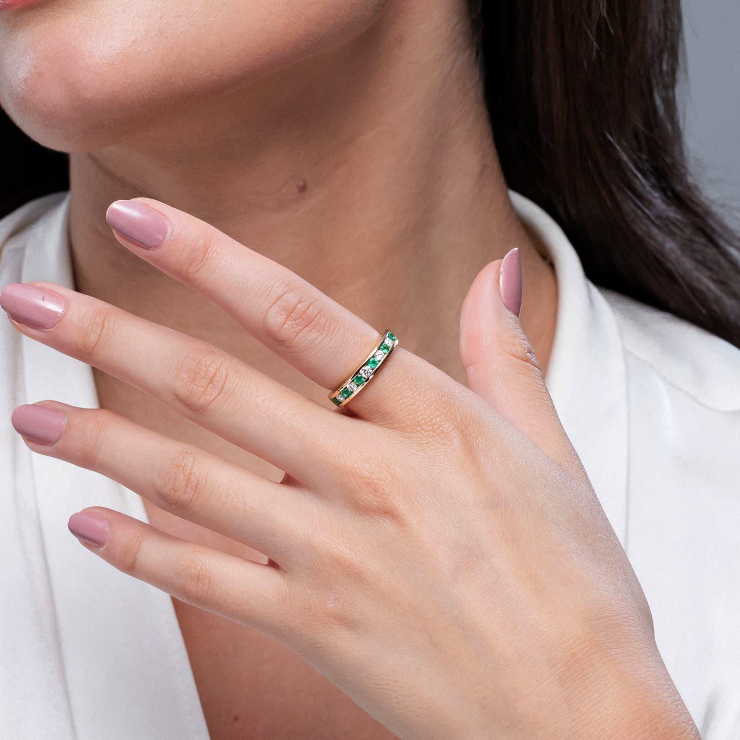 Taglio rotondo Anello Angara con smeraldo naturale incastonato e diamante per l'eternità in oro massiccio 14 carati in vendita