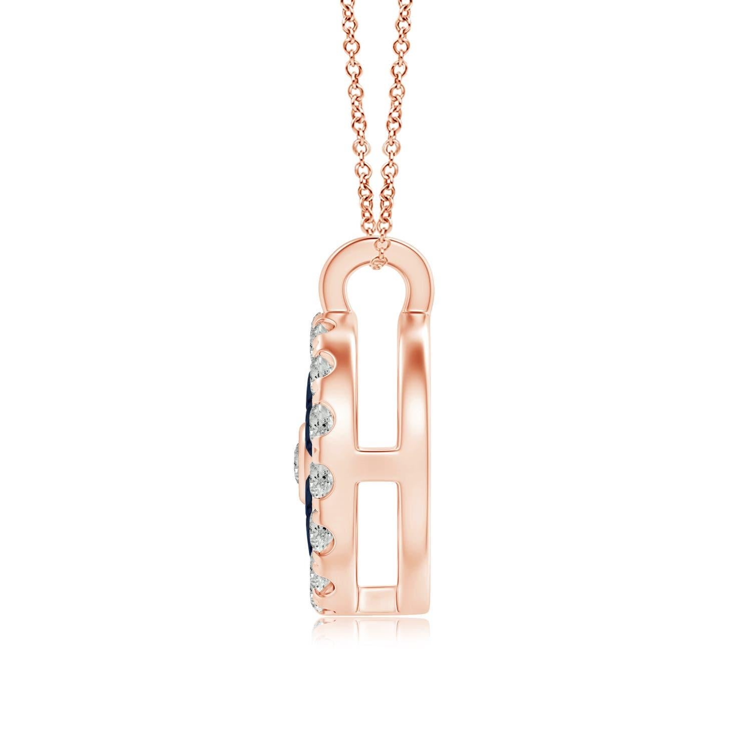 Des saphirs bleus d'une beauté fascinante sont disposés dans un motif floral au sein d'un halo scintillant de diamants. Le diamant rond au cœur du pendentif brille de mille feux, rehaussant le charme de ce pendentif en or rose 14 carats en forme de