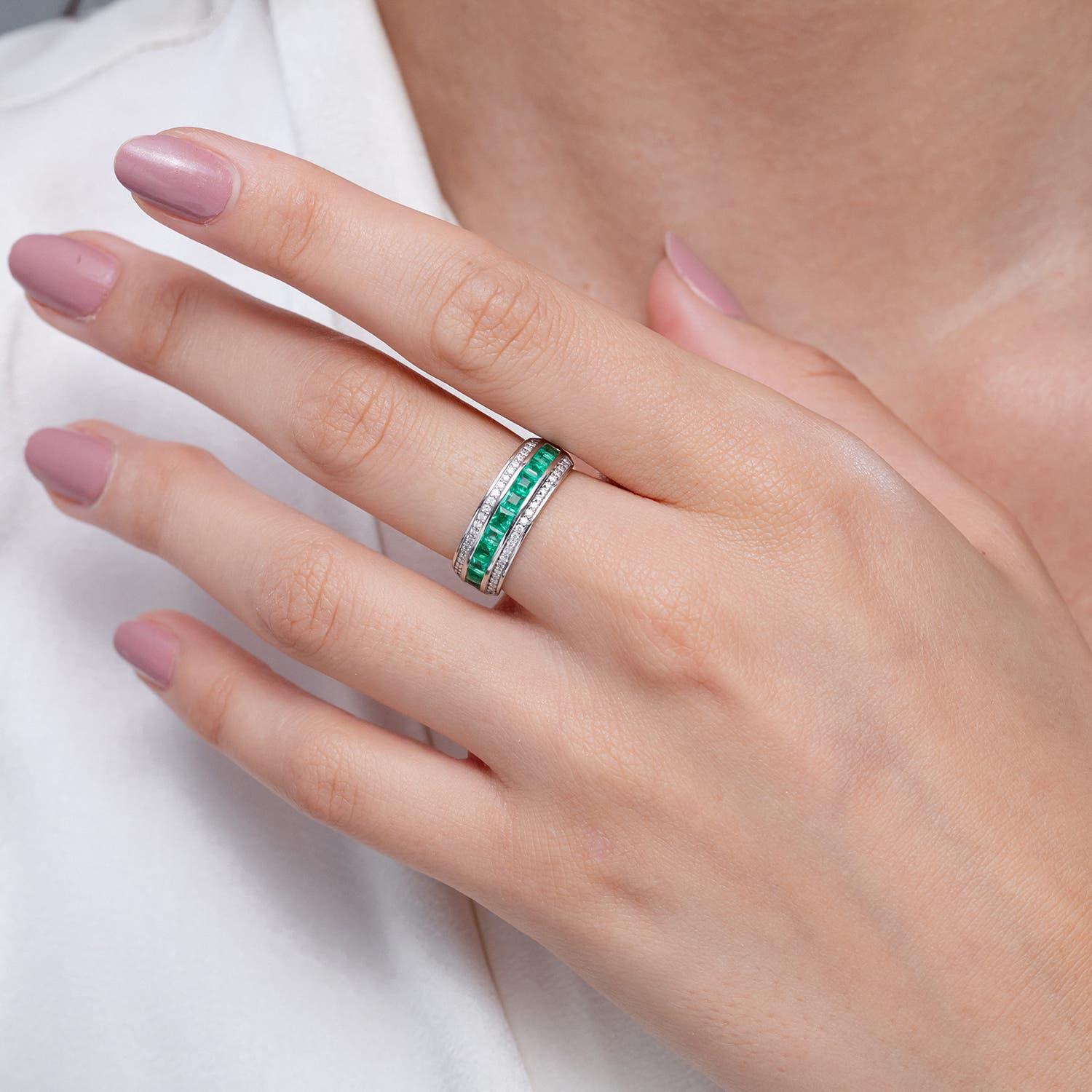 Anillo de diamantes y esmeraldas cuadradas naturales engarzadas en canal Angara, oro de 14 quilates Corte cuadrado en venta