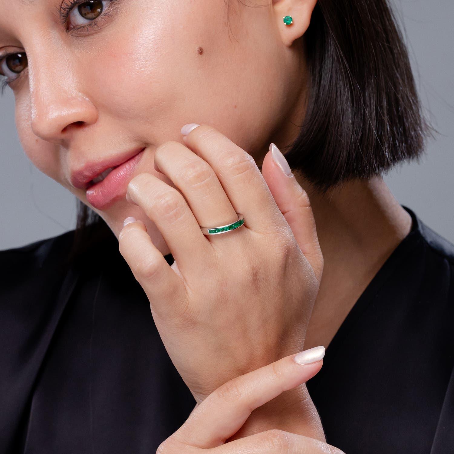 Angara Anillo de media eternidad con esmeralda cuadrada natural engastada en canal en oro macizo de 14 quilates Moderno en venta