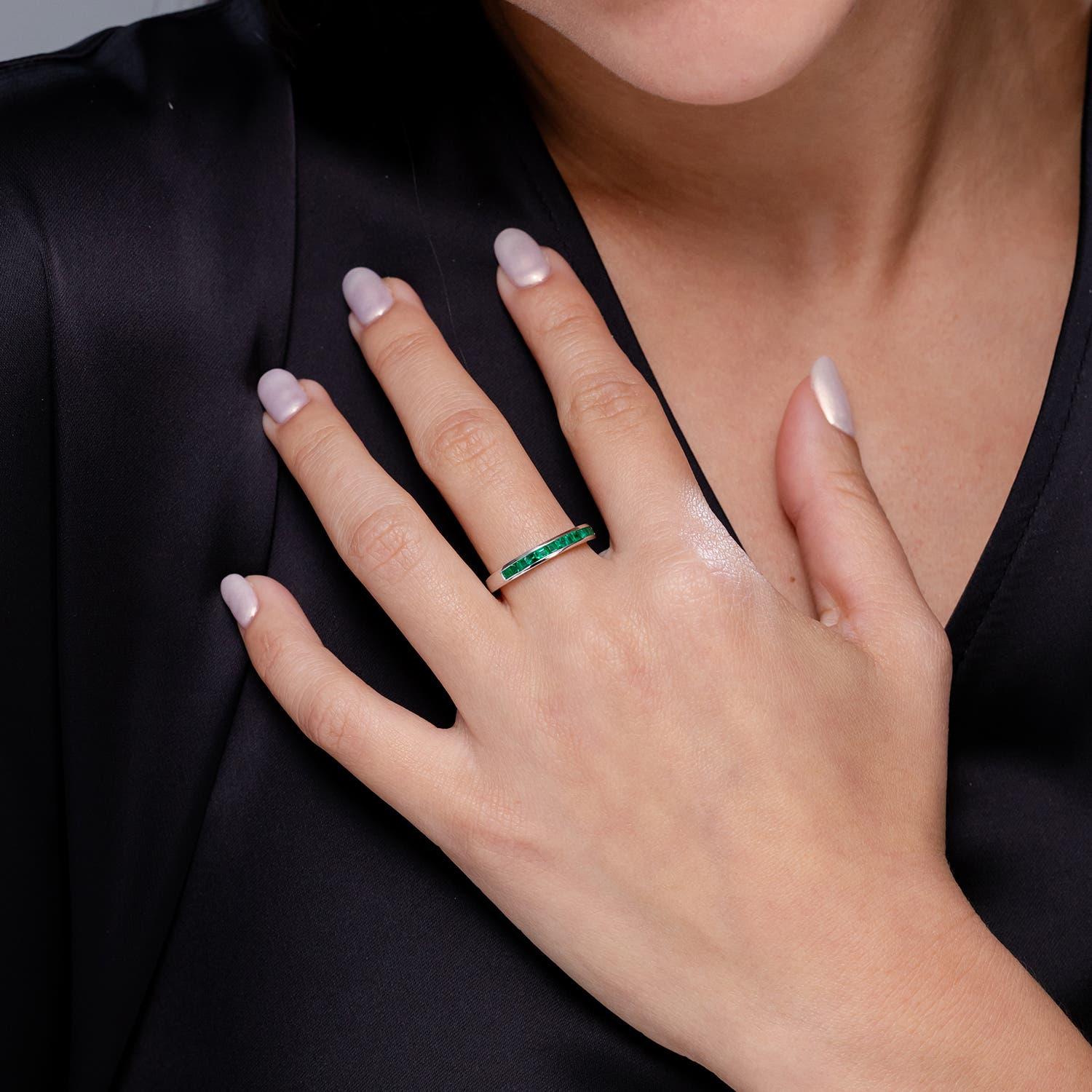Angara Anillo de media eternidad con esmeralda cuadrada natural engastada en canal en oro macizo de 14 quilates Corte cuadrado en venta