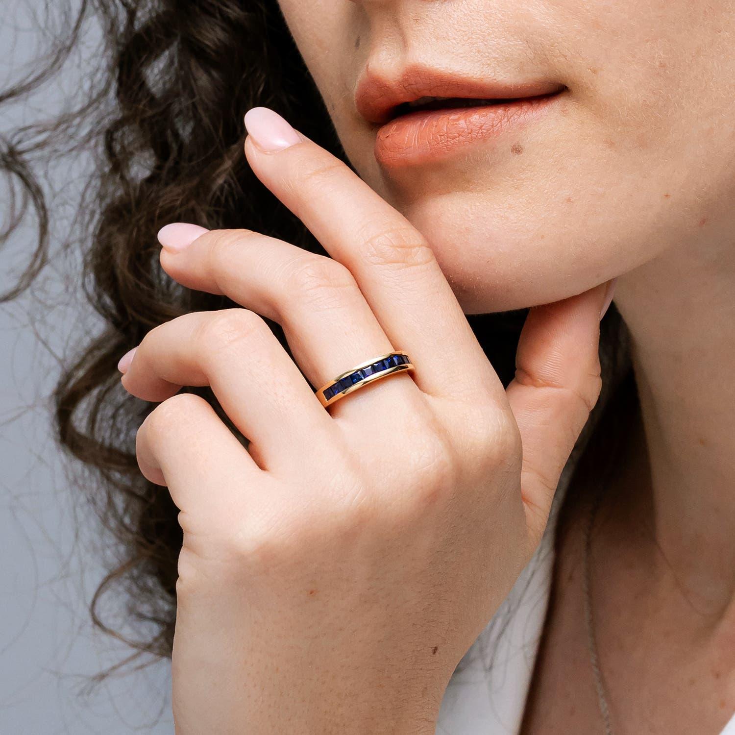 Angara Anillo de media eternidad con zafiro cuadrado natural engastado en canal en oro macizo de 14 quilates Moderno en venta