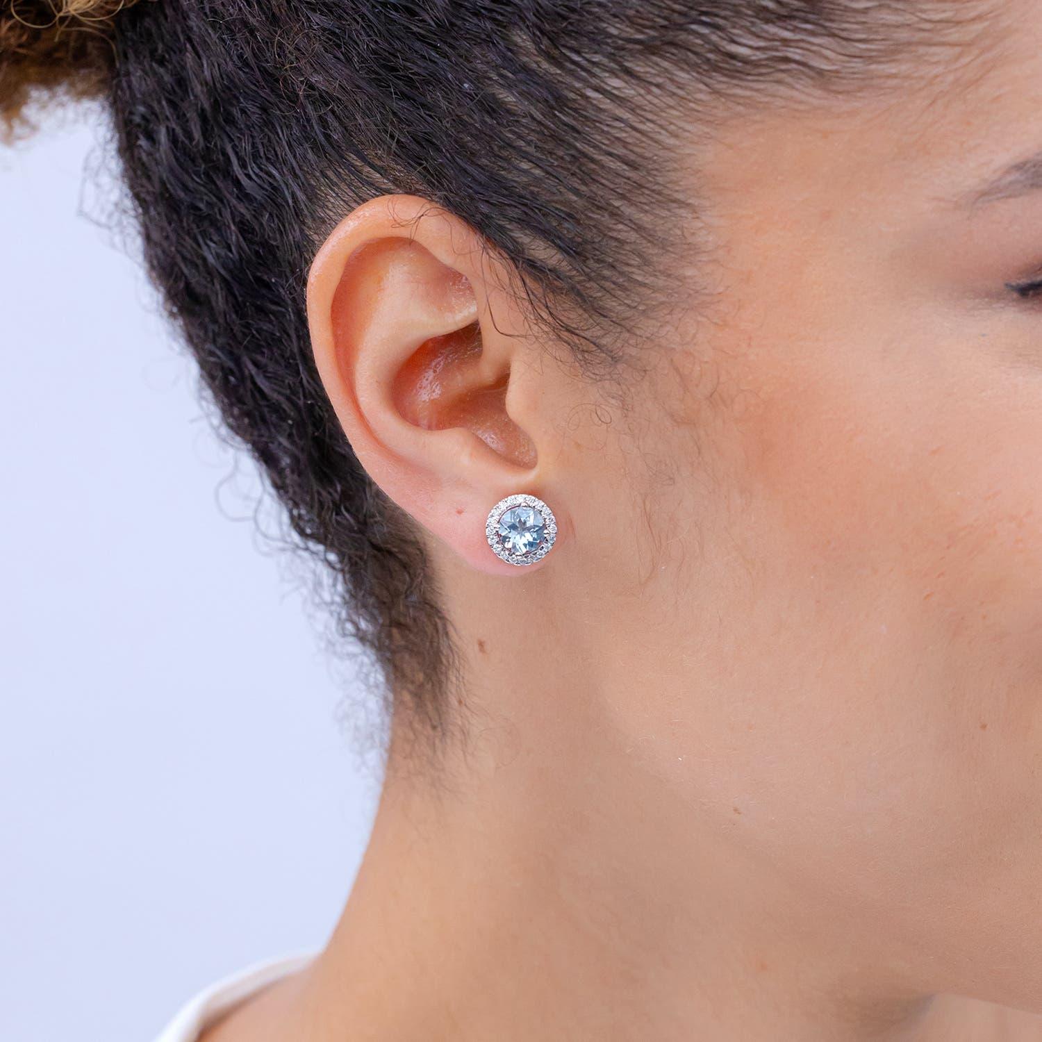 Moderno Angara Orecchini classici naturali con acquamarina e diamanti da 2,24 carati in oro 14K in vendita