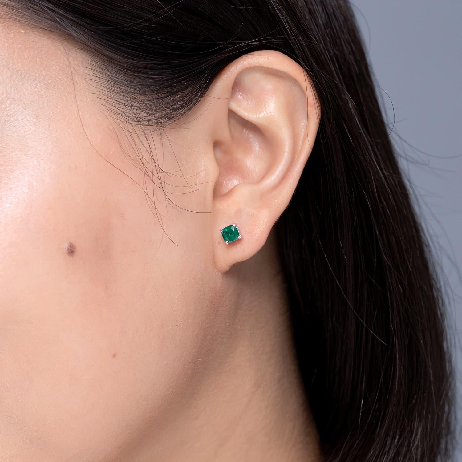 Moderne Angara Natural Classic Basket-Set Cushion 1.1ct Emerald Stud Earring en or 14K en vente