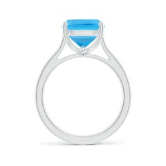 Anello solitario Angara Natural Classic Cushion 4.5ct Topazio Blu Svizzero in oro 14K