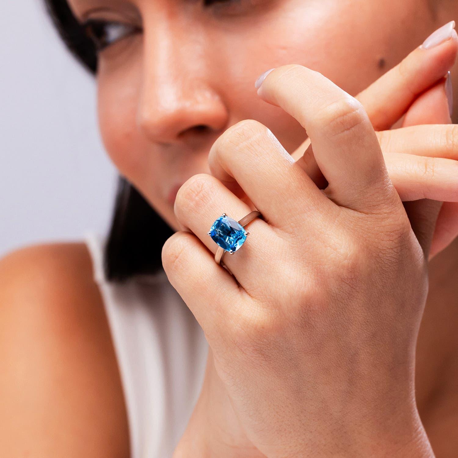 Angara natürlichen klassischen Kissen 4,5ct Schweizer Blau Topas Solitär Ring in 14K Gold (Moderne) im Angebot